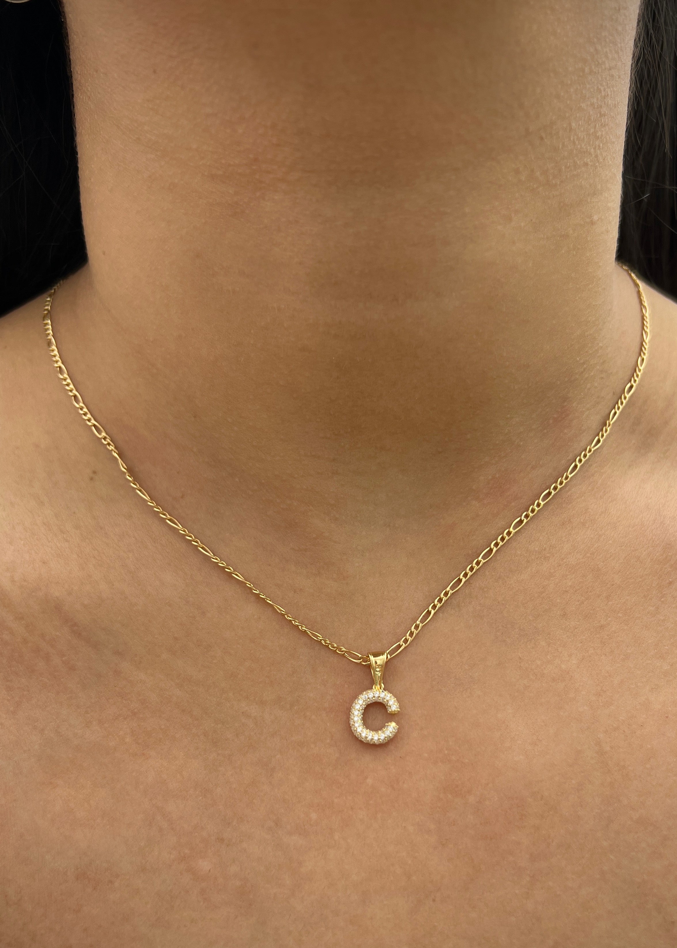 Dije letra C con swarovski blanco 1.05gr / Largo 1.7cm / Oro Amarillo Nac B