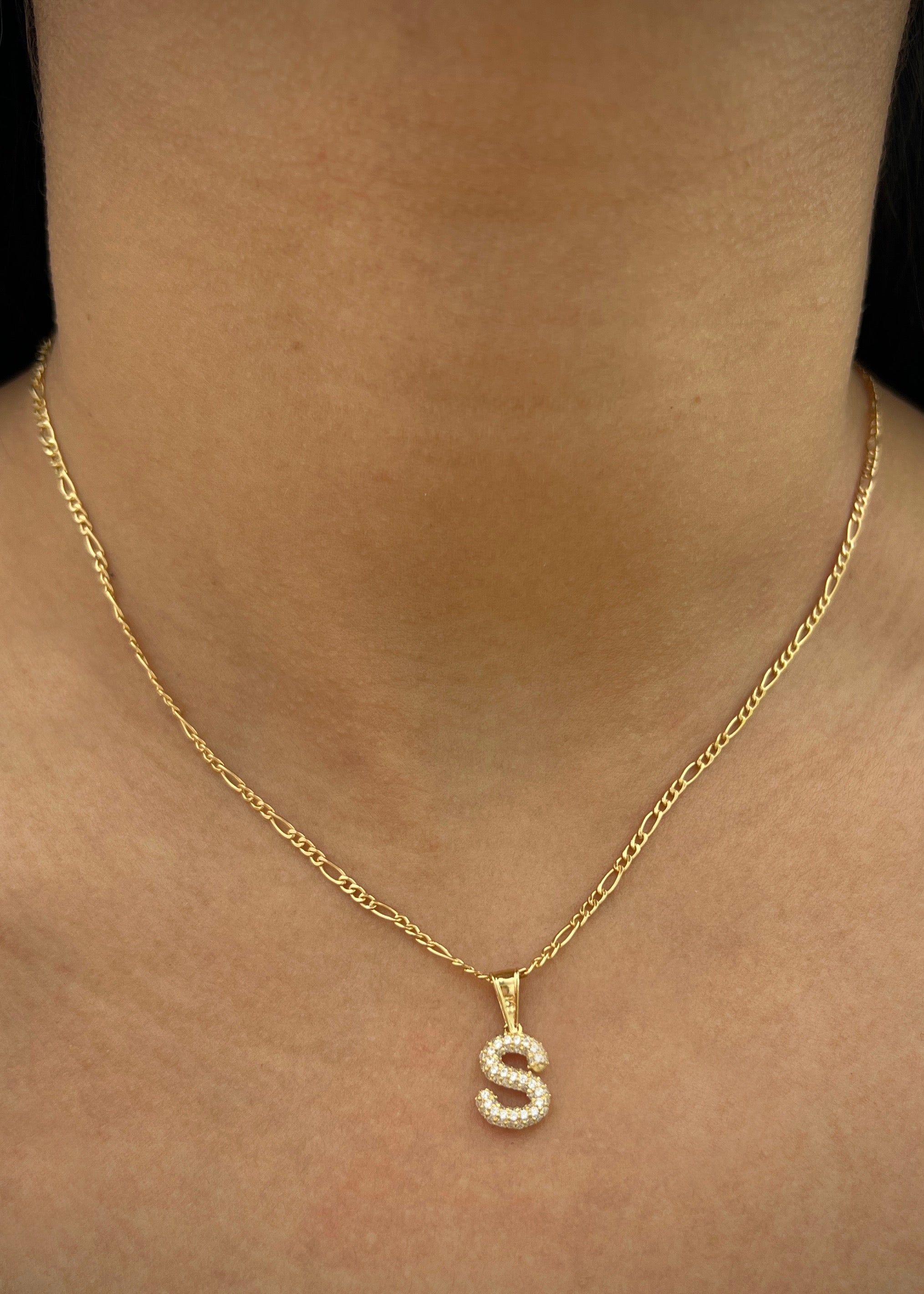 Dije letra S con swarovski blanco 1.2gr / Largo 1.8cm / Oro Amarillo Nac B