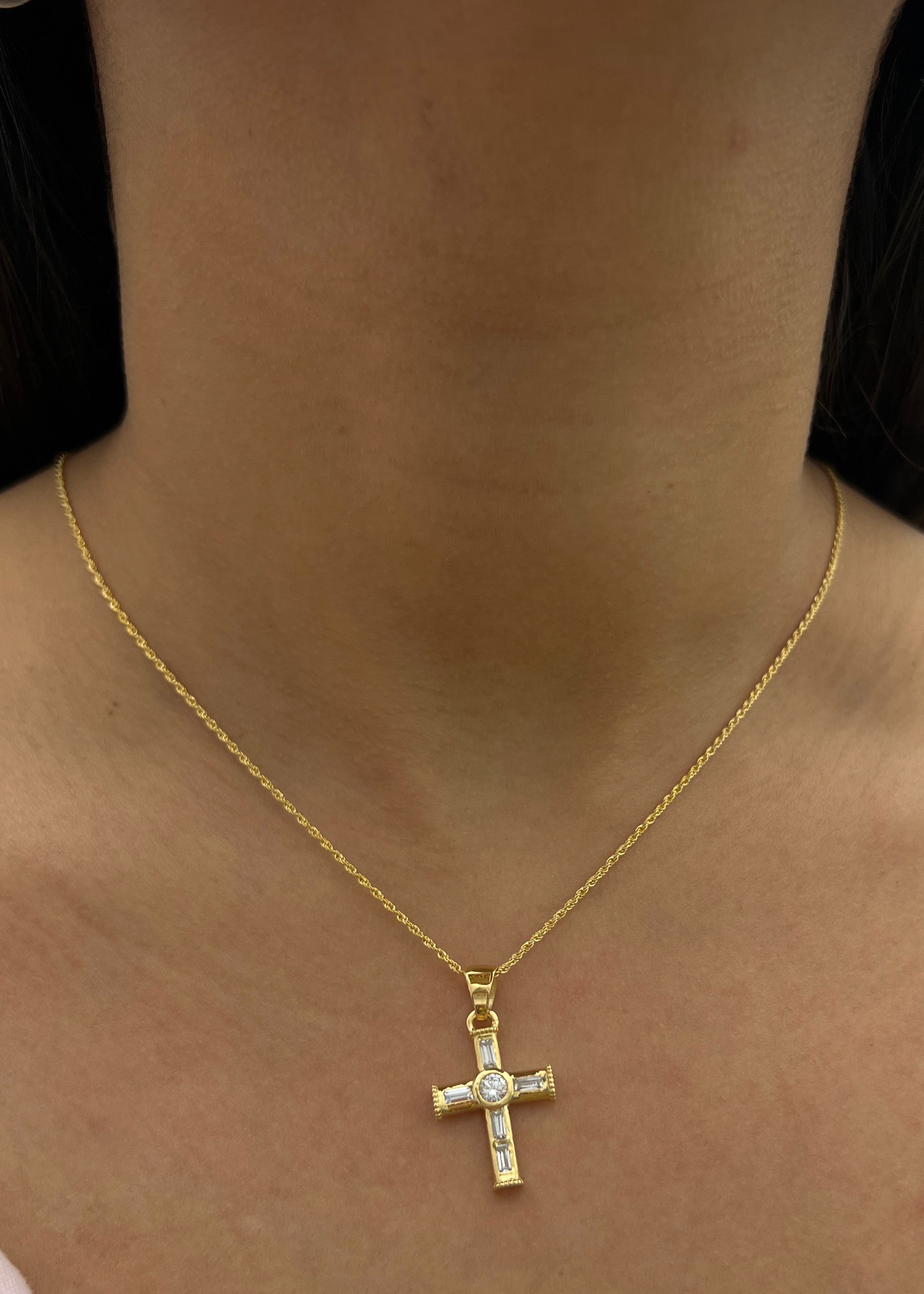 Dije cruz con swarovski blanco 2.6gr / Largo 3cm / Oro Amarillo Nac B