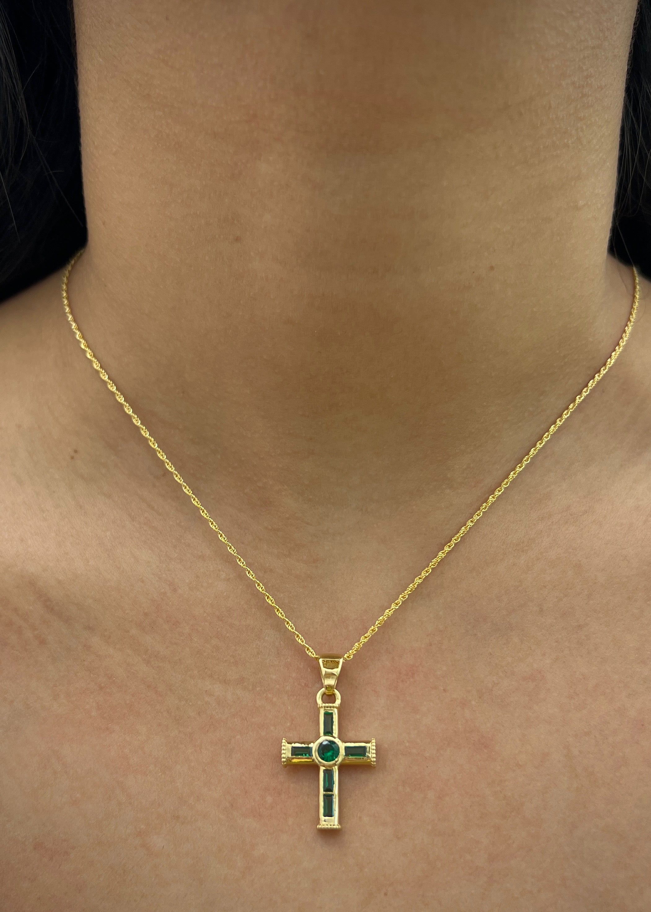 Dije cruz con swarovski verde 2.55gr / Largo 3cm / Oro Amarillo Nac M