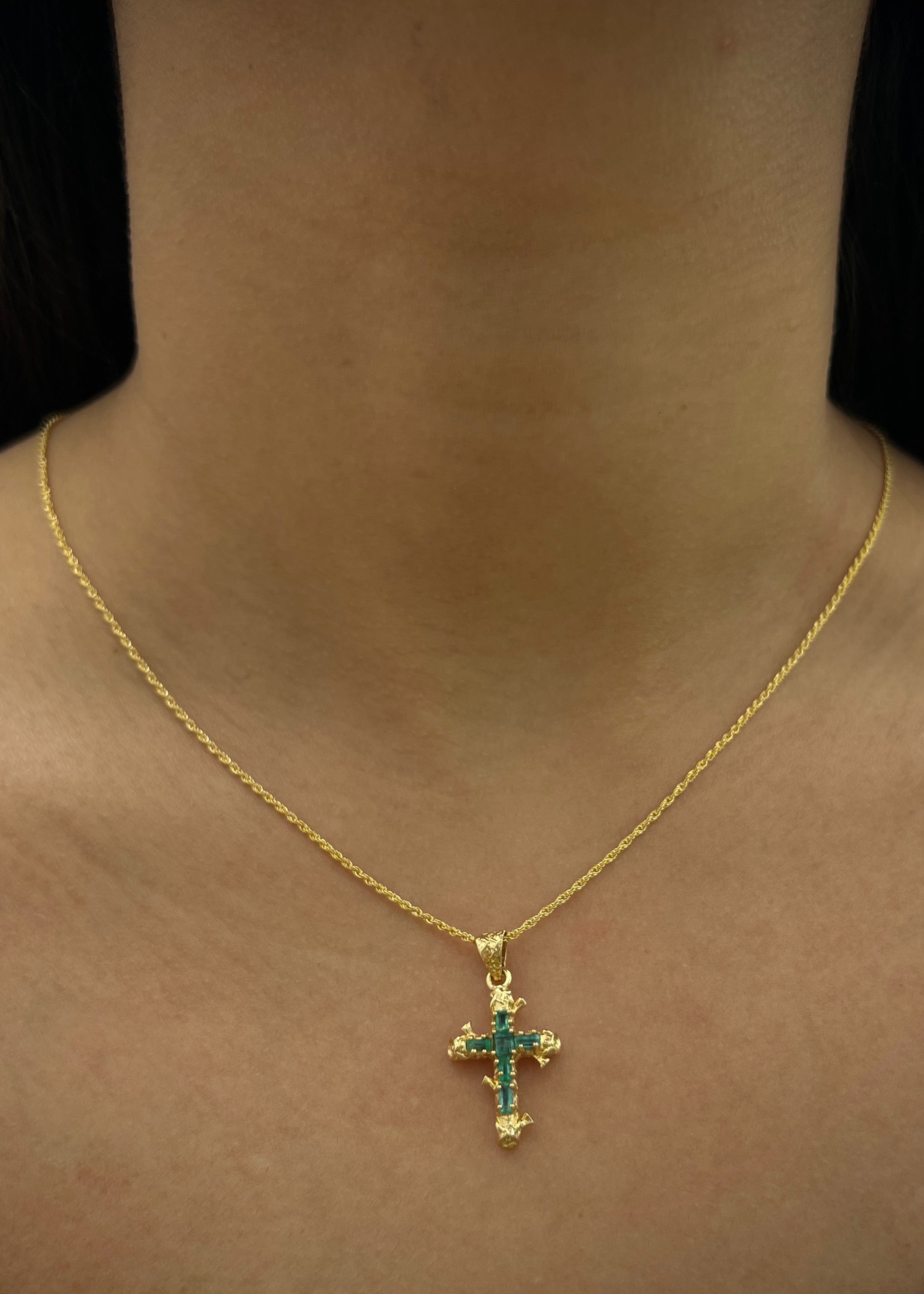 Dije cruz con 30pts de esmeralda 2.65gr / Largo 2.8cm / Oro Amarillo (Joya) B