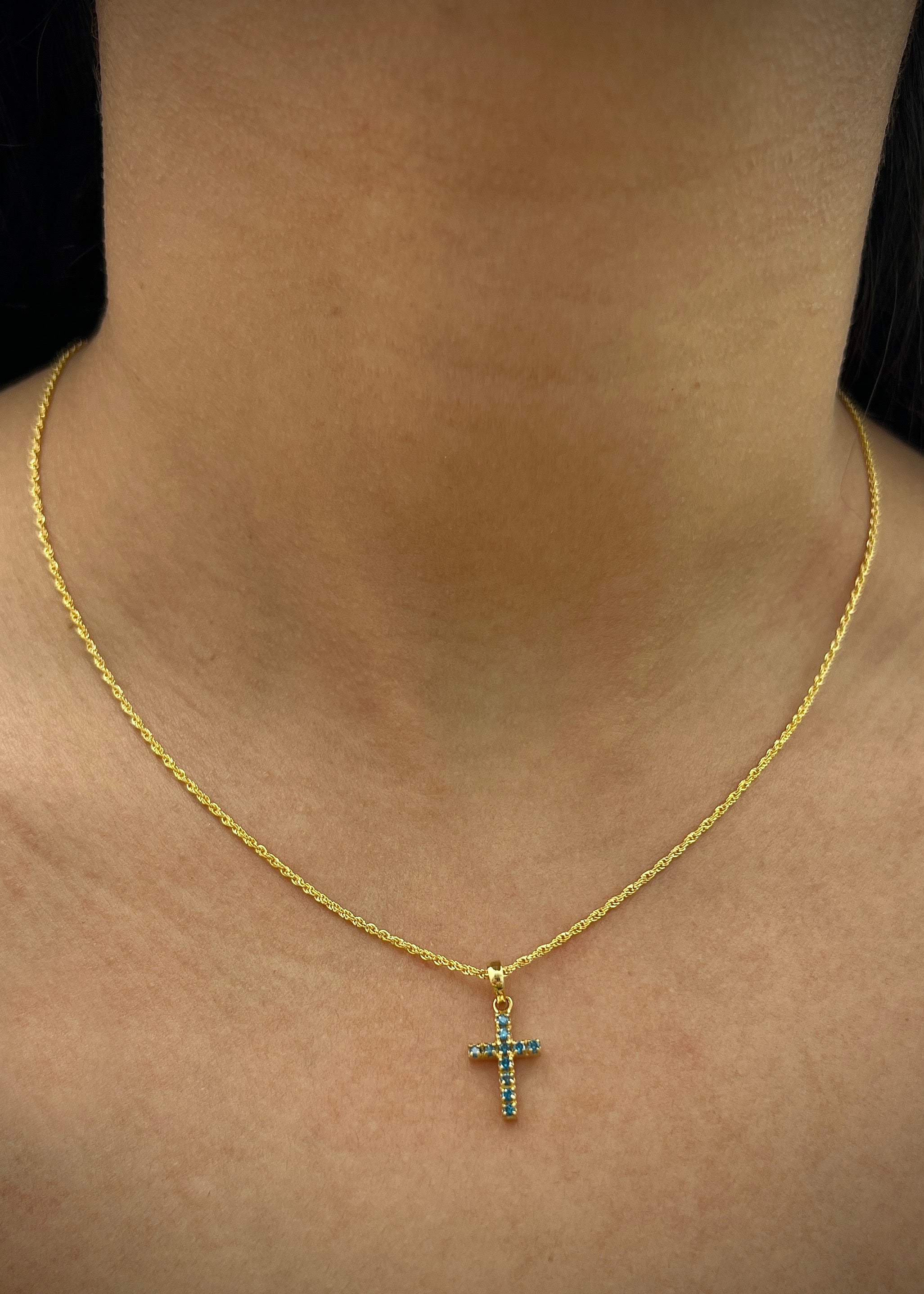 Dije cruz con 18pts de diamante azul 1.35gr / Largo 2cm / Oro Amarillo (Joya) M