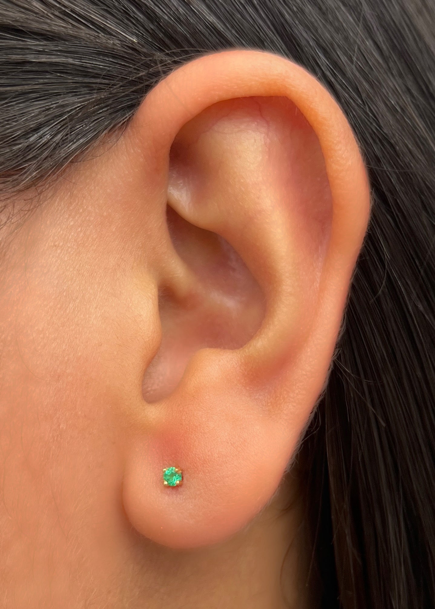 Topos con 10pts de esmeralda 0.5gr / Largo 0.24cm / Oro Amarillo (Joya) B (