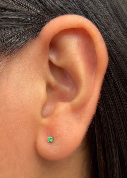 Topos con 10pts de esmeralda 0.5gr / Largo 0.24cm / Oro Amarillo (Joya) B (