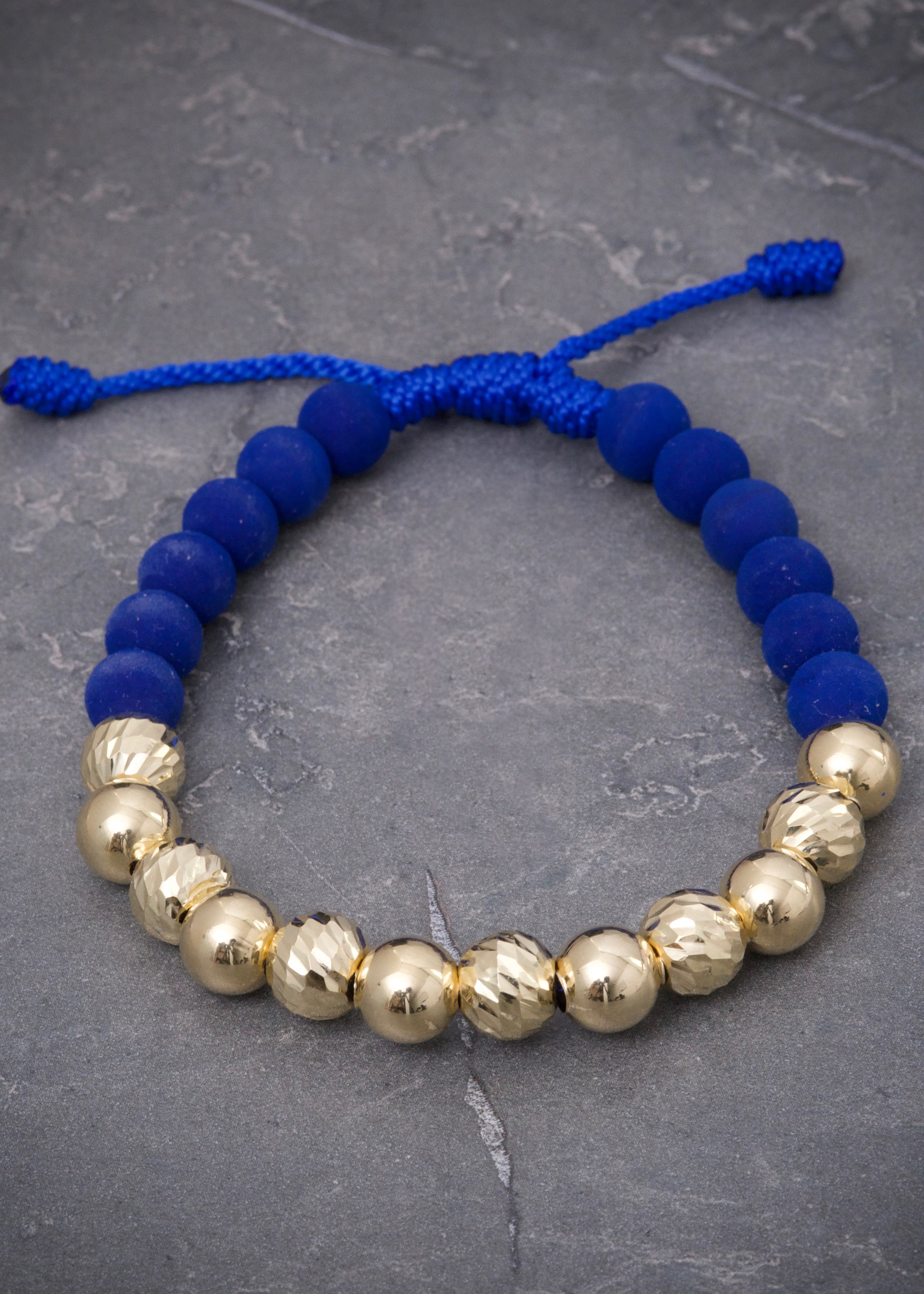 Pulsera en hilo azul con bolas lisas y diamantadas 3.8gr / Oro Amarillo (Joya) P