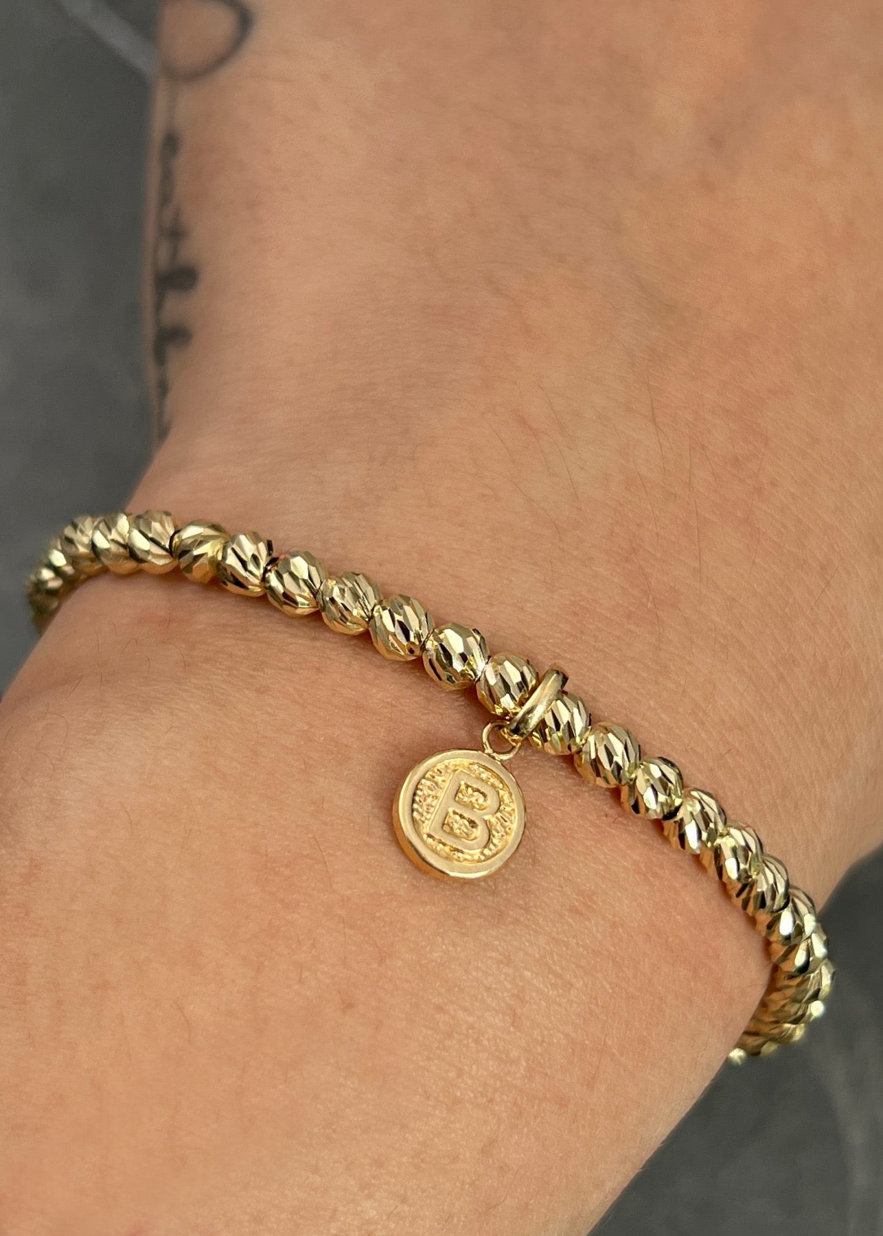 Pulsera en hilo negro con dije letra B 2.93gr / Oro Amarillo (Joya) P