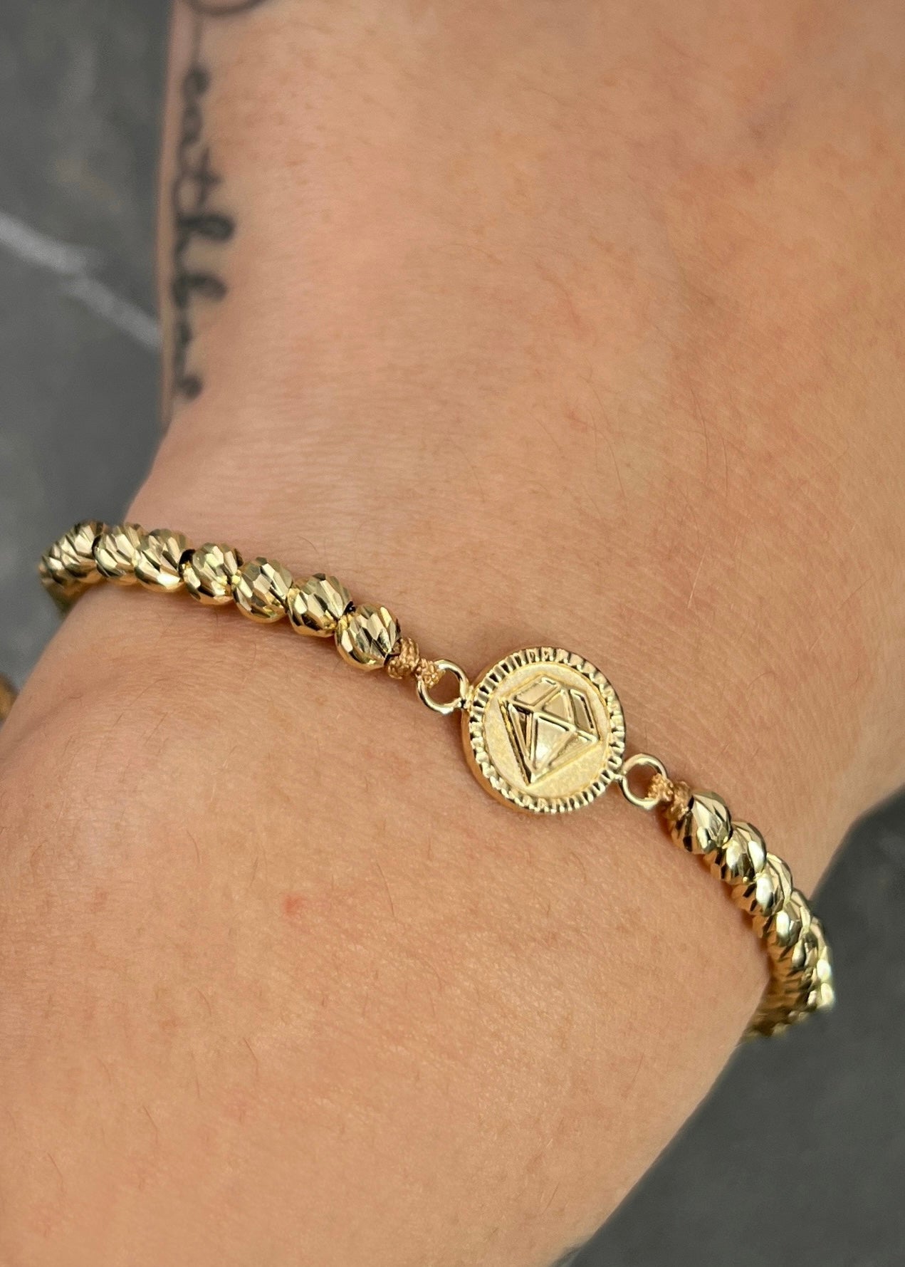 Pulsera en hilo beige con herraje diamante 3.1gr / Oro Amarillo (Joya) P