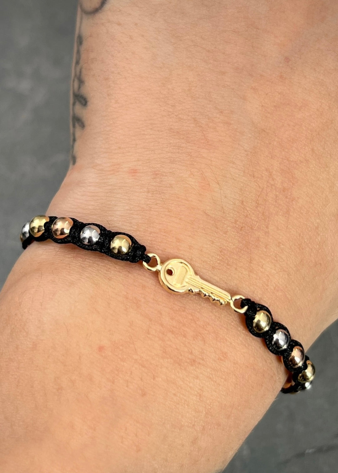 Pulsera en hilo negro con herraje llave 1.55gr — Tres Oros