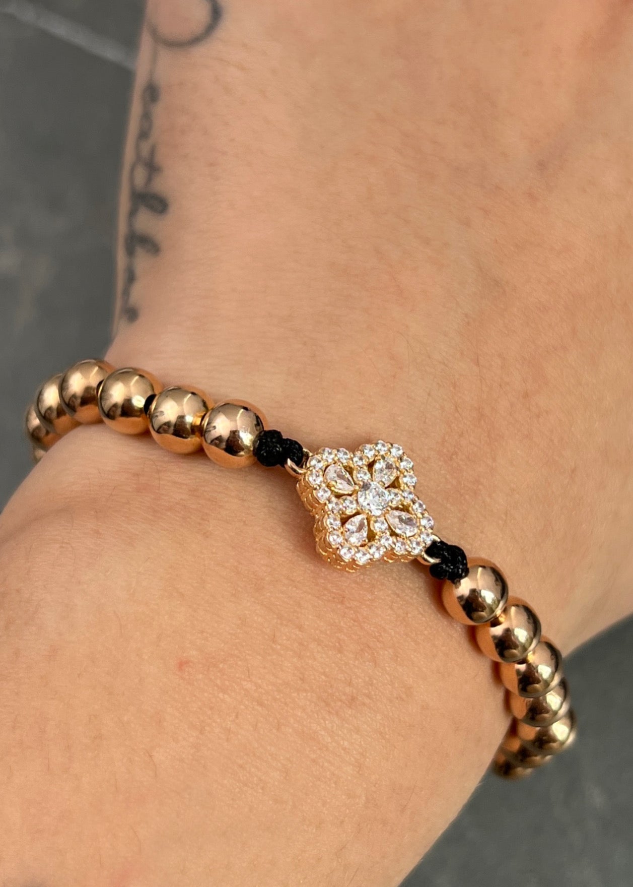Pulsera en hilo negro con herraje lucky clover 5.66gr / Oro Rosado (Joya) P
