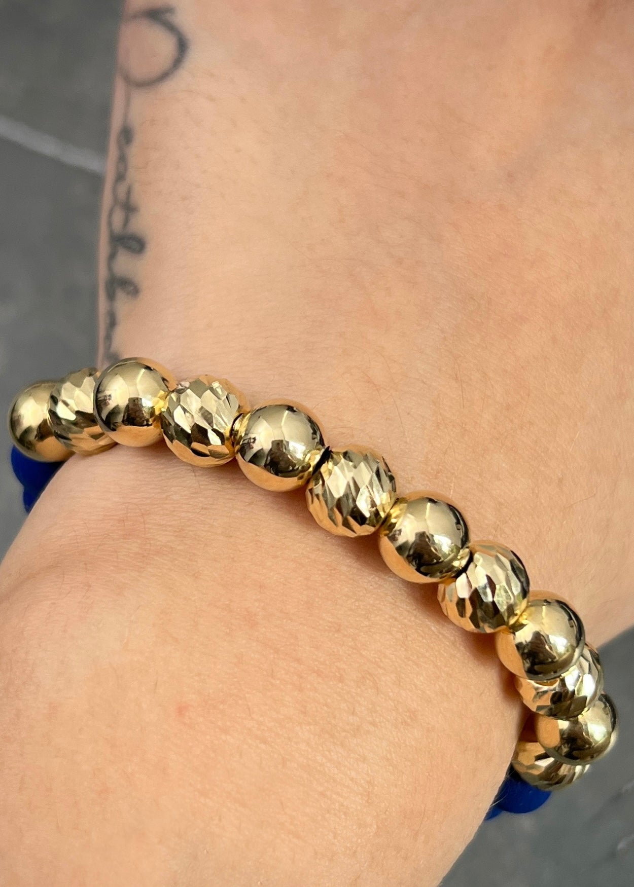 Pulsera en hilo azul con bolas lisas y diamantadas 3.8gr / Oro Amarillo (Joya) P