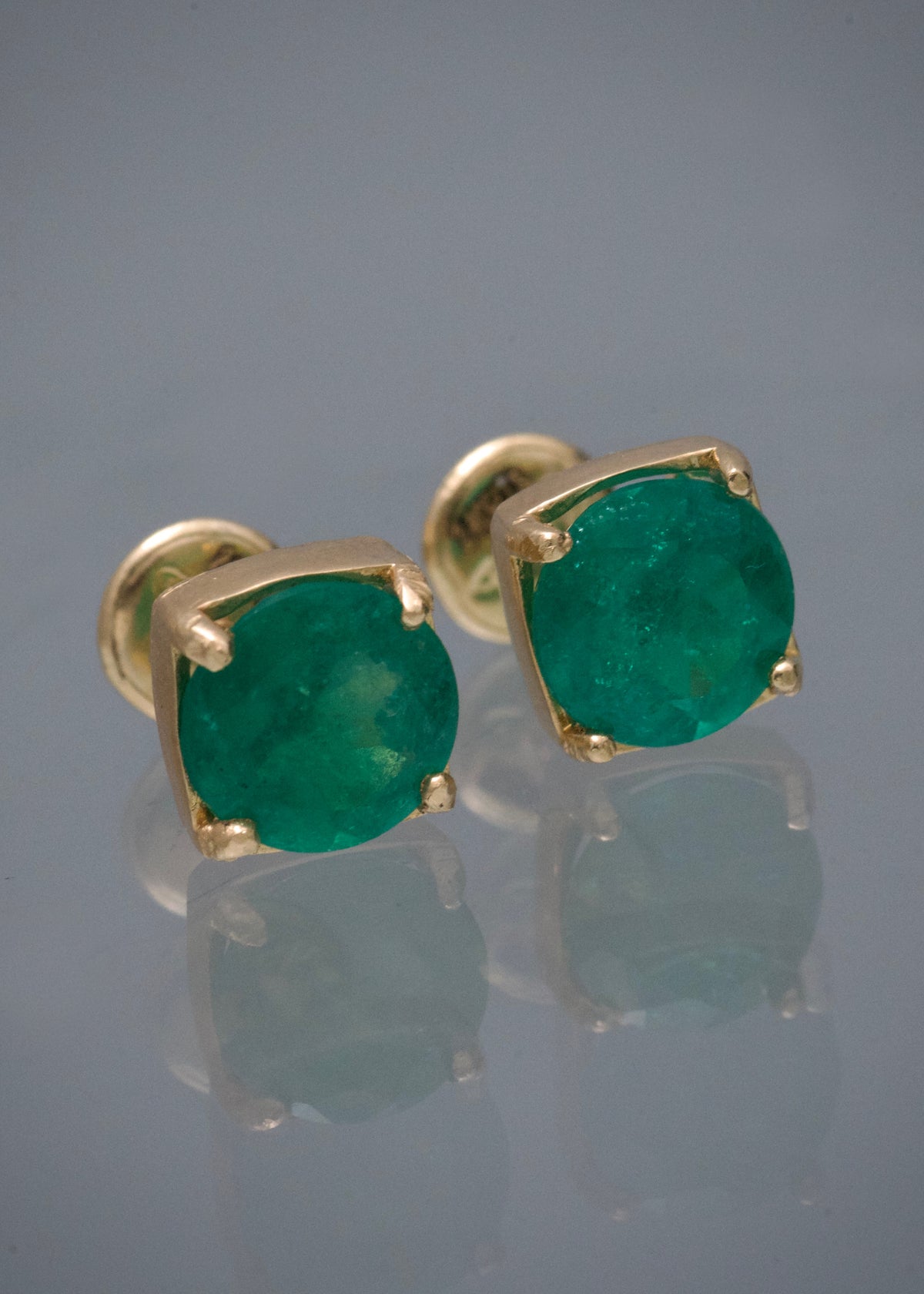 Topos con 240pts de Esmeralda 1.8gr / 0.7cm / 7mm — Oro Amarillo