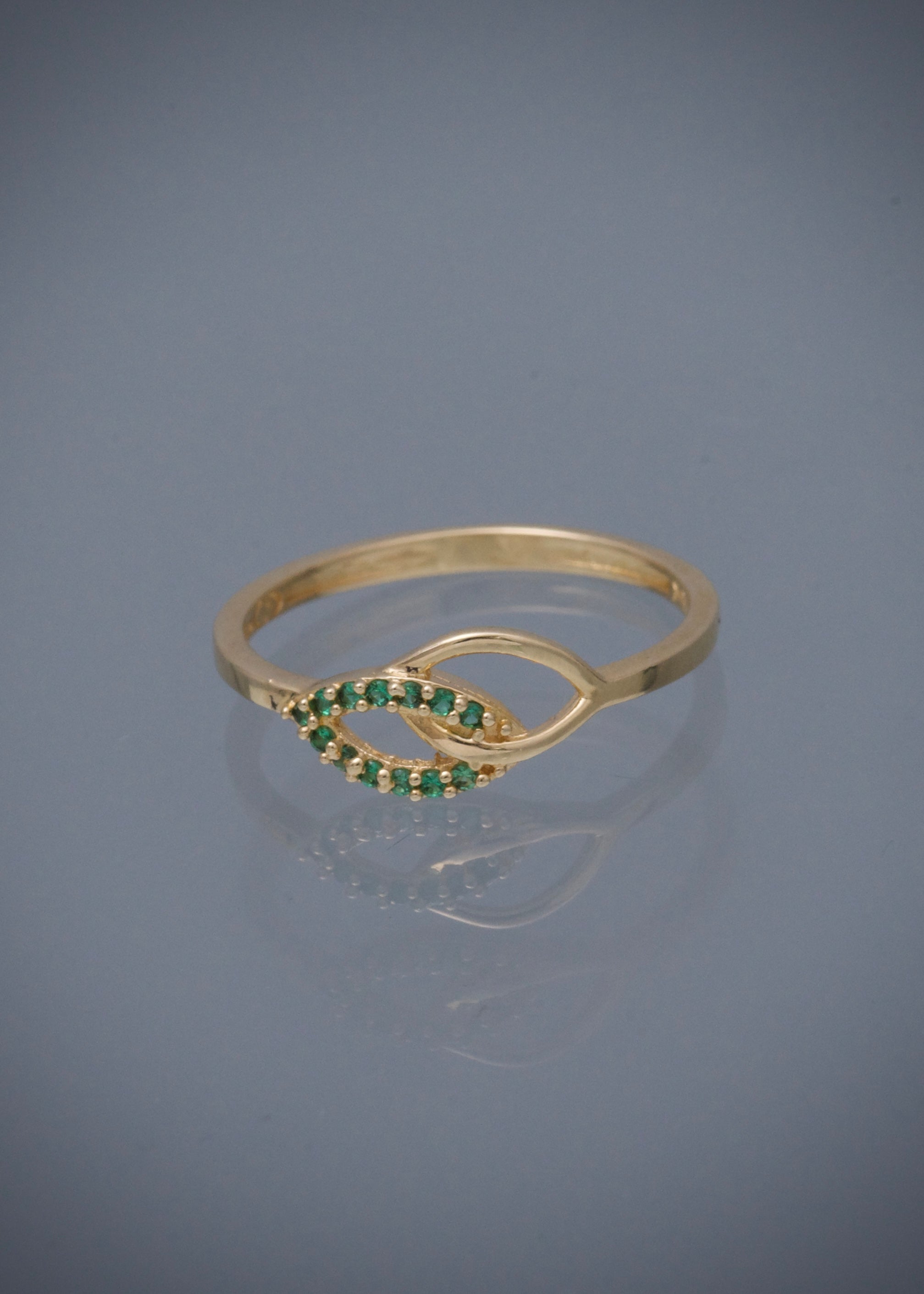Anillo con swarovski verde y blanco 1.55gr / Talla 6 1/4 / Oro Amarillo Nac P