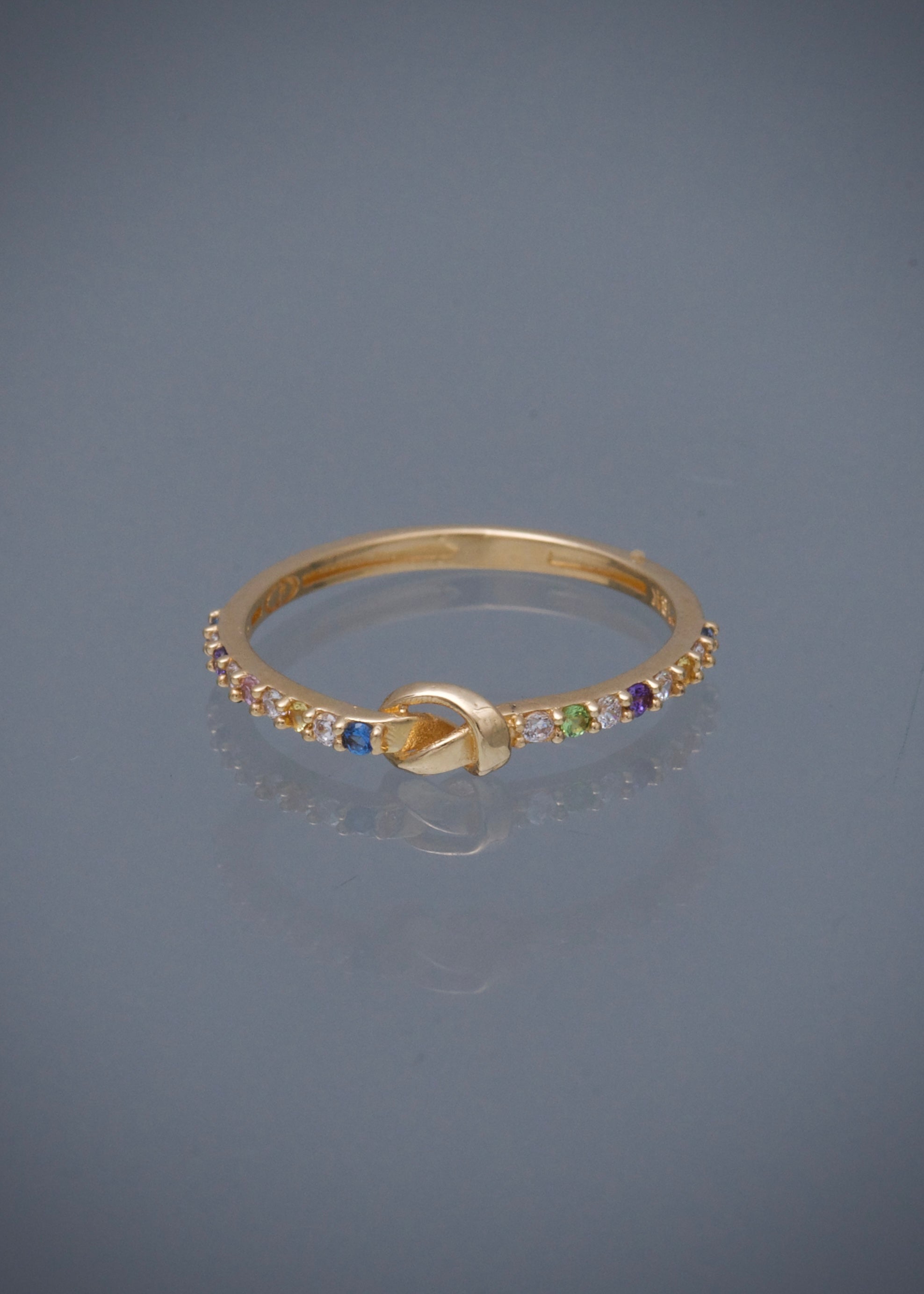Anillo con swarovski multicolor 1.25gr / Talla 5 1/4 / Oro Amarillo Nac P