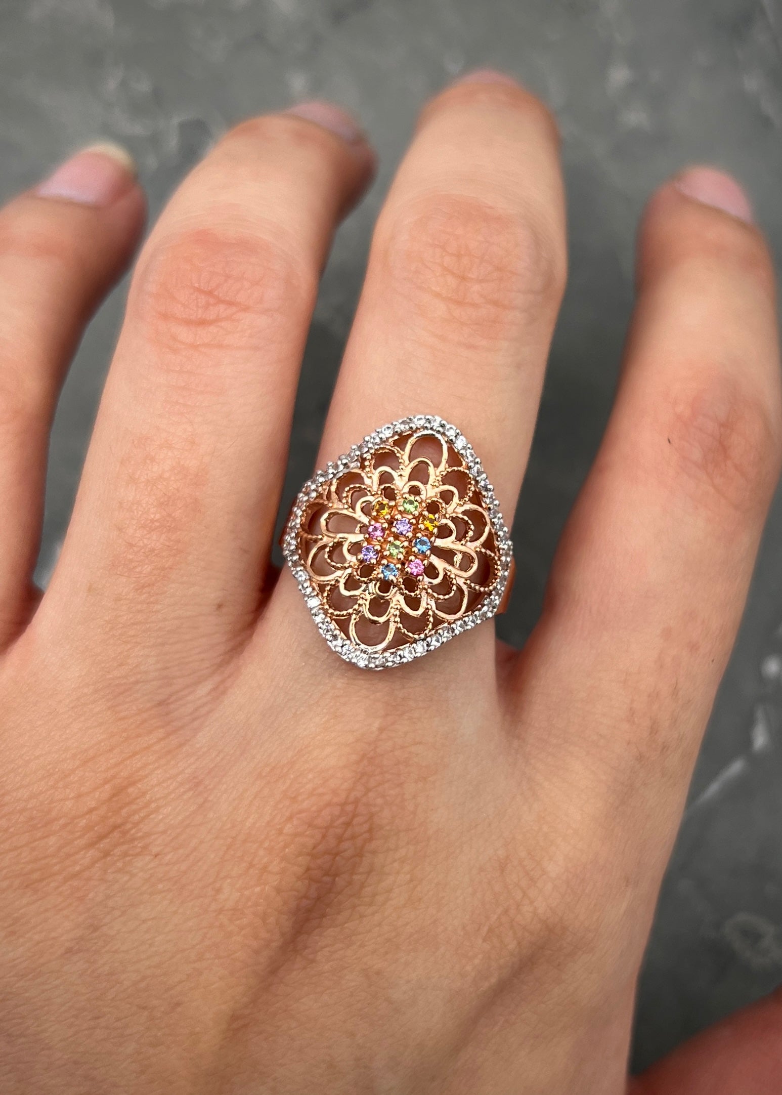 Anillo mandala con swarovski multicolor 3.7gr / Talla 7 / Oro Rosado Nac P