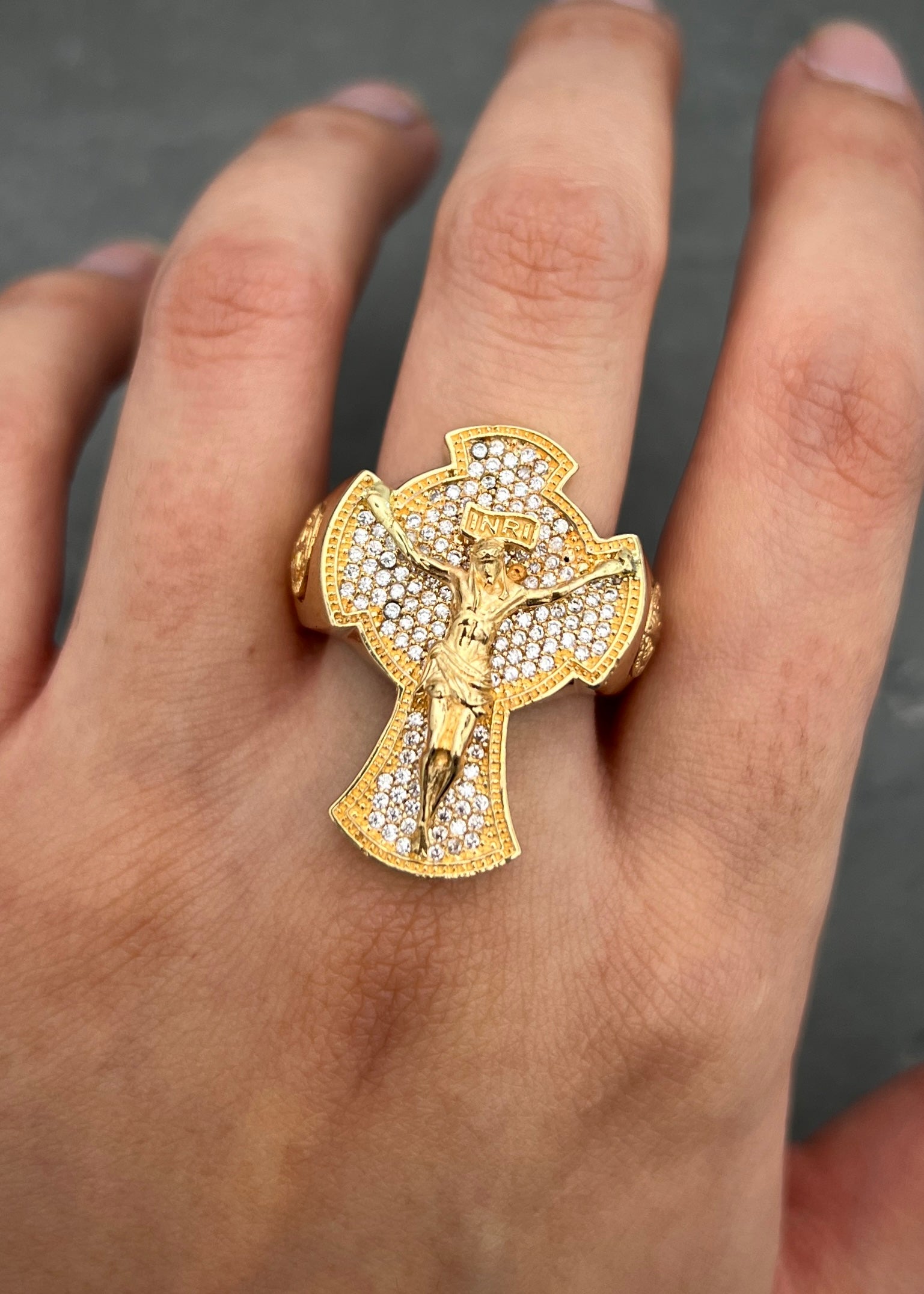 Anillo cruz con cristo y swarovski blanco 15.5gr / Talla 10 3/4 / Oro Amarillo Nac P