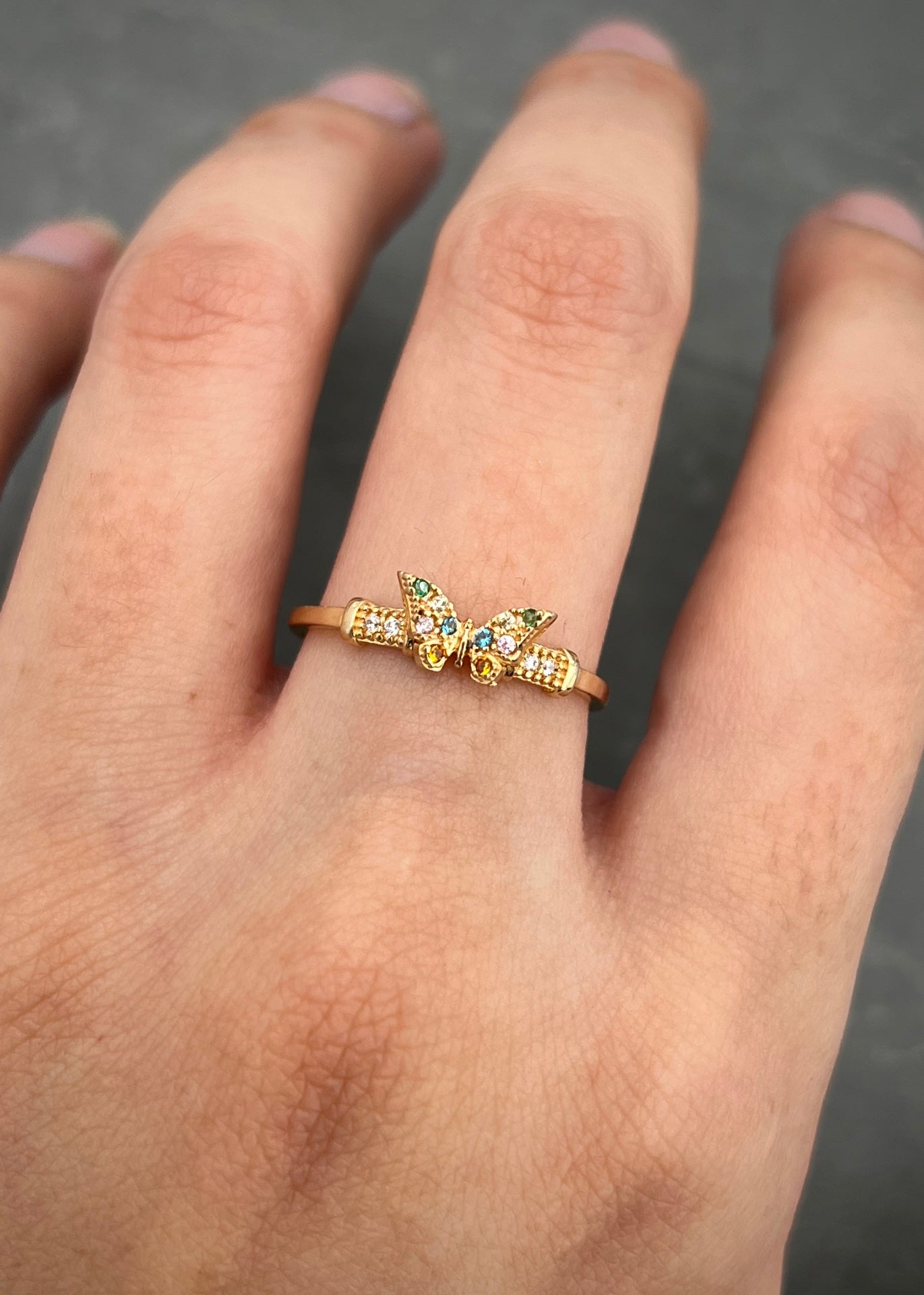 Anillo mariposa con swarovski multicolor 1.8gr / Talla 7 1/4 / Oro Amarillo Nac P