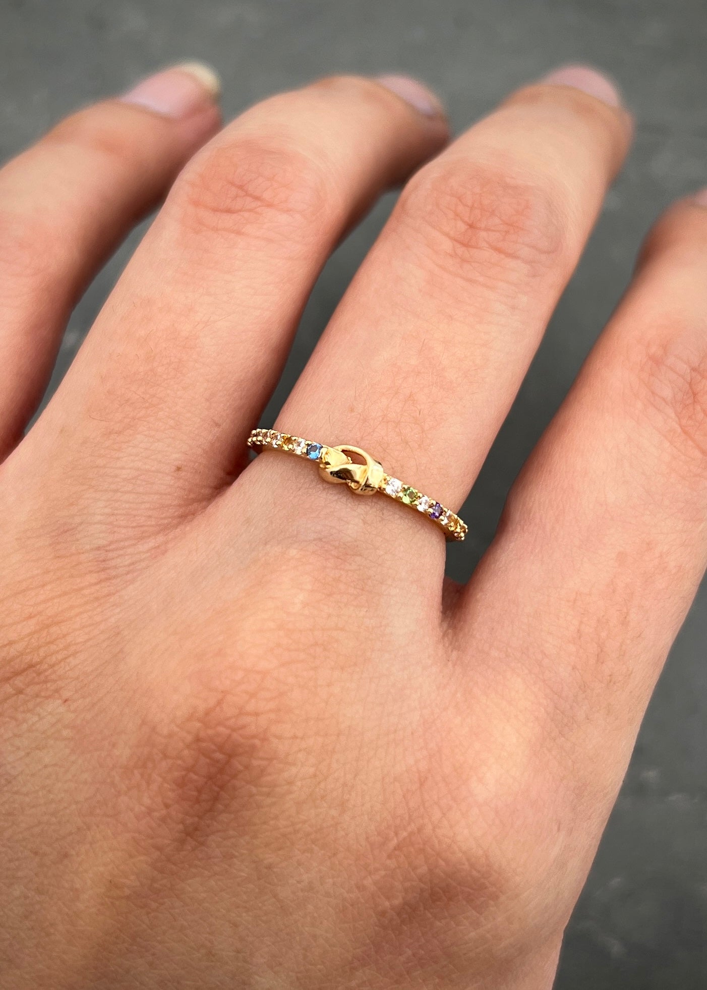 Anillo con swarovski multicolor 1.25gr / Talla 5 1/4 / Oro Amarillo Nac P