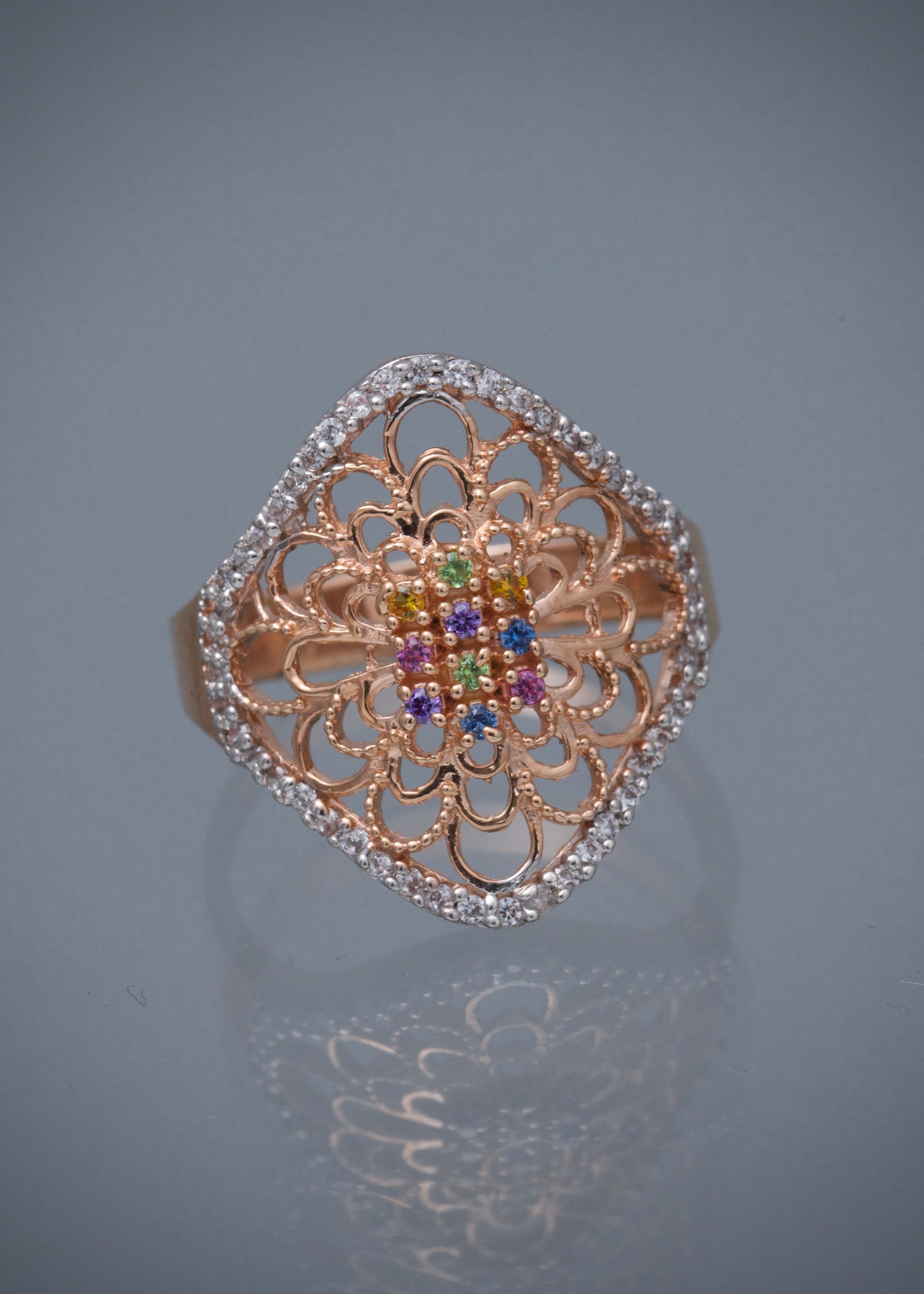 Anillo mandala con swarovski multicolor 3.7gr / Talla 7 / Oro Rosado Nac P