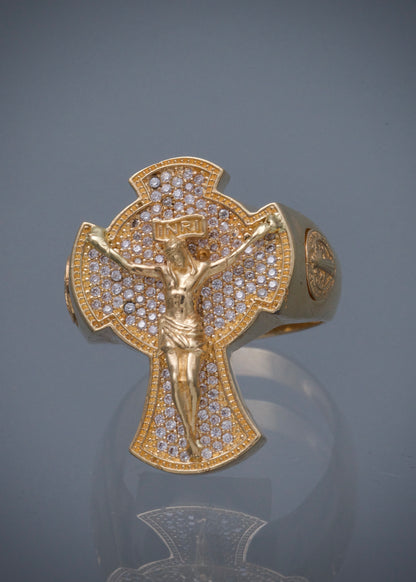 Anillo cruz con cristo y swarovski blanco 15.5gr / Talla 10 3/4 / Oro Amarillo Nac P