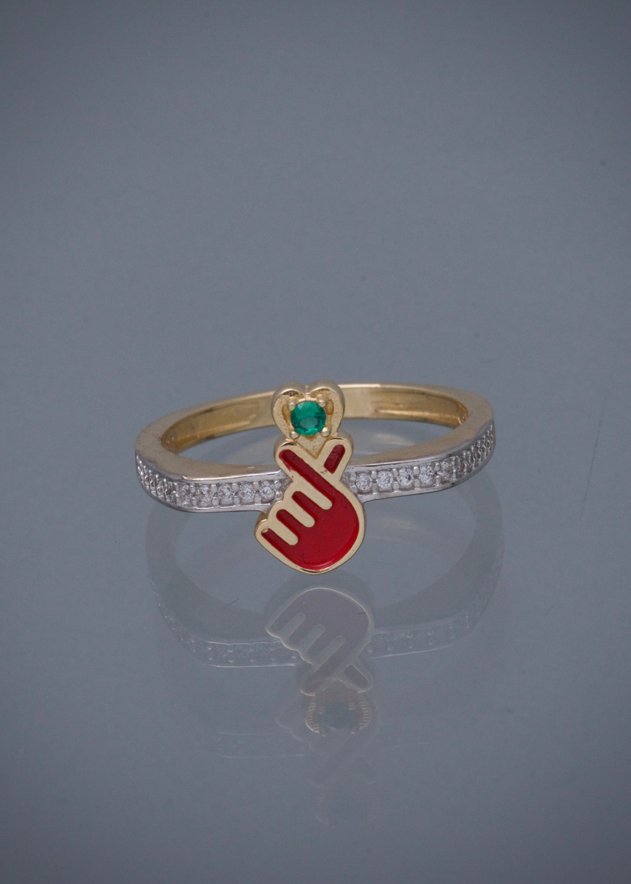 Anillo con swarovski verde y blanco 3.25gr / Talla 7 1/4 / Oro Amarillo Nac P