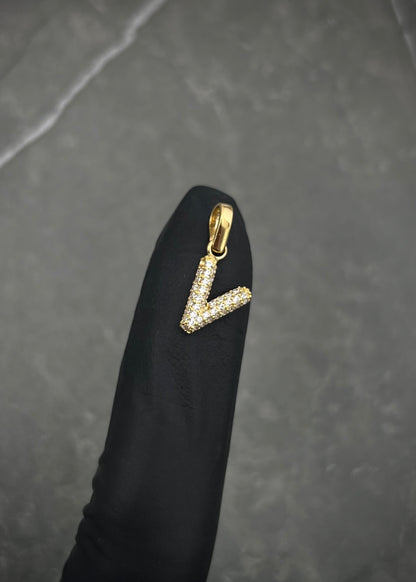 Dije letra V con swarovski blanco 1.1gr / Largo 1.6cm / Oro Amarillo Nac M