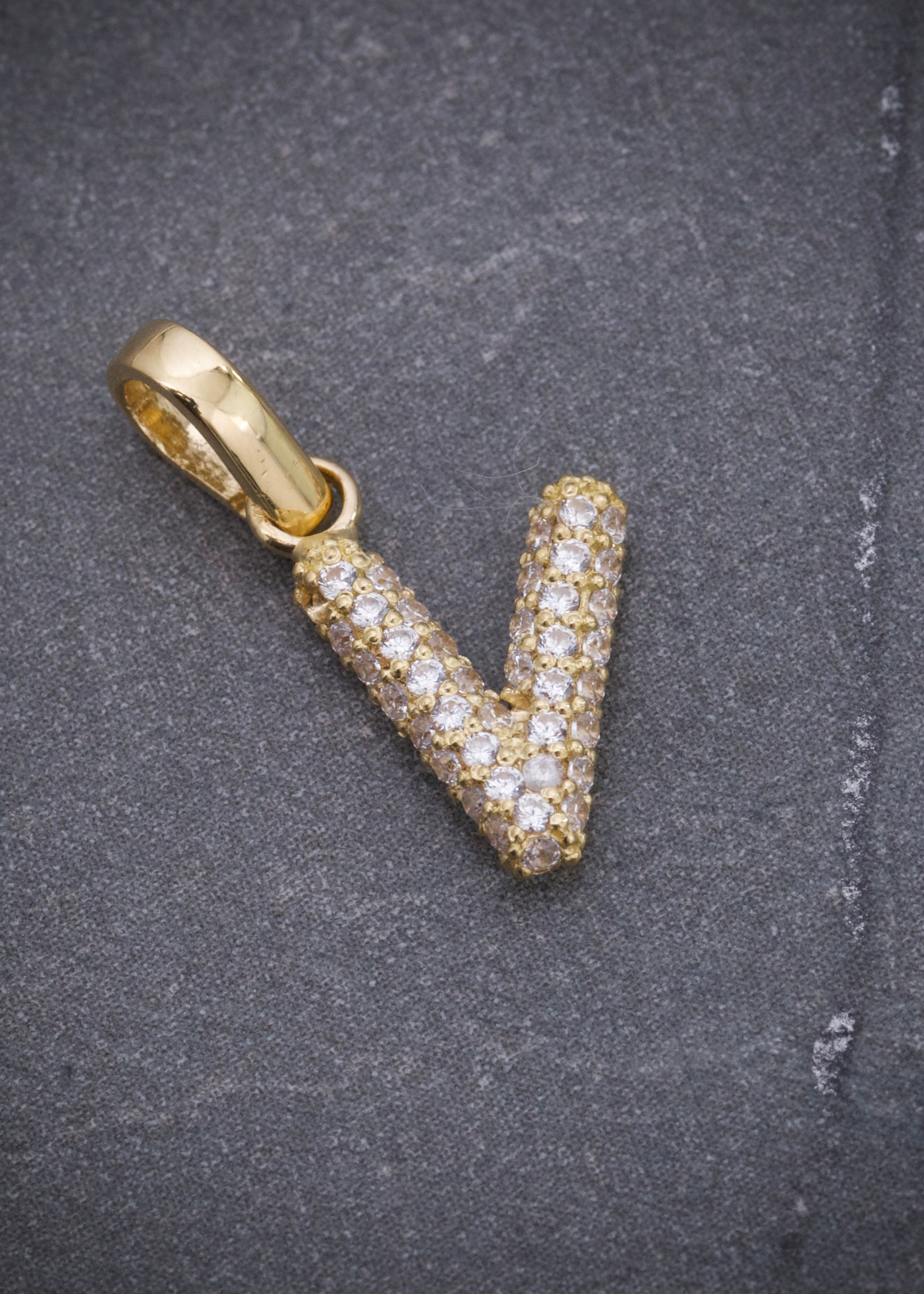 Dije letra V con swarovski blanco 1.1gr / Largo 1.6cm / Oro Amarillo Nac M