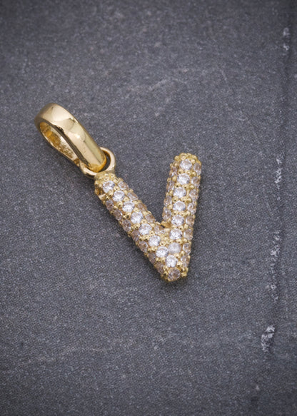 Dije letra V con swarovski blanco 1.1gr / Largo 1.6cm / Oro Amarillo Nac M