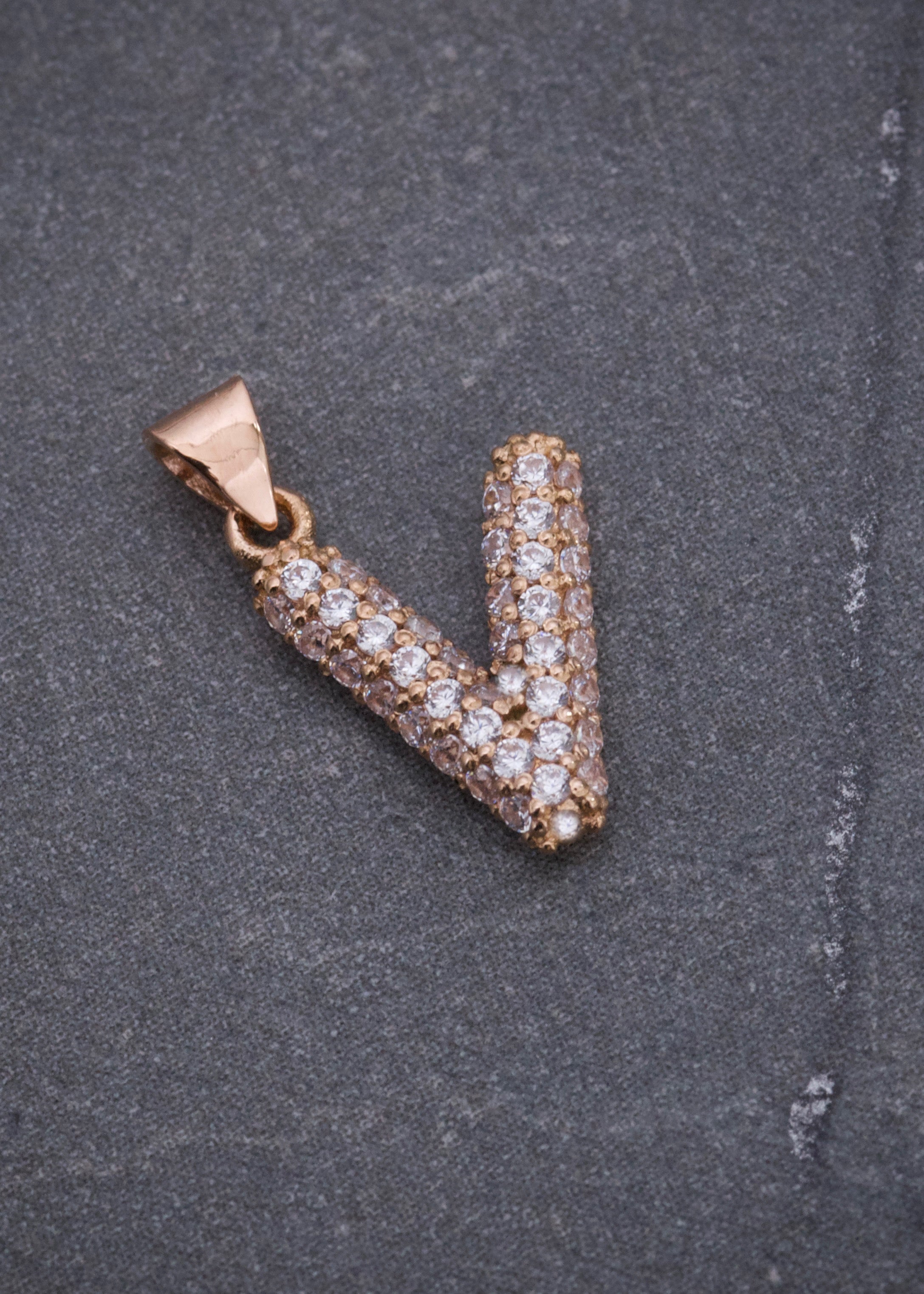 Dije letra V con swarovski blanco 0.9gr / Largo 1.4cm / Oro Rosado Nac M