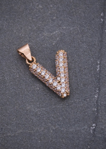 Dije letra V con swarovski blanco 0.9gr / Largo 1.4cm / Oro Rosado Nac M