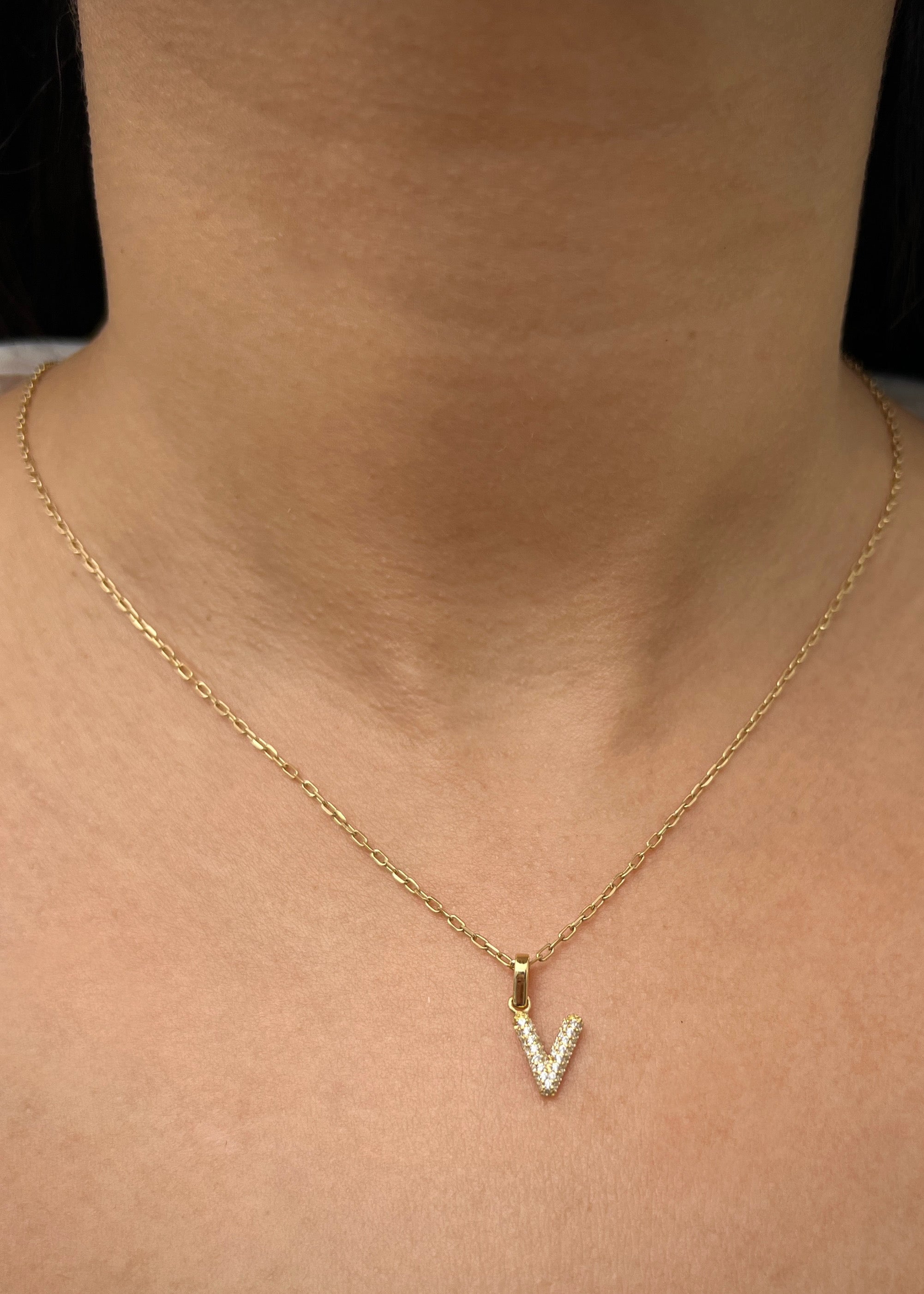 Dije letra V con swarovski blanco 1.1gr / Largo 1.6cm / Oro Amarillo Nac M