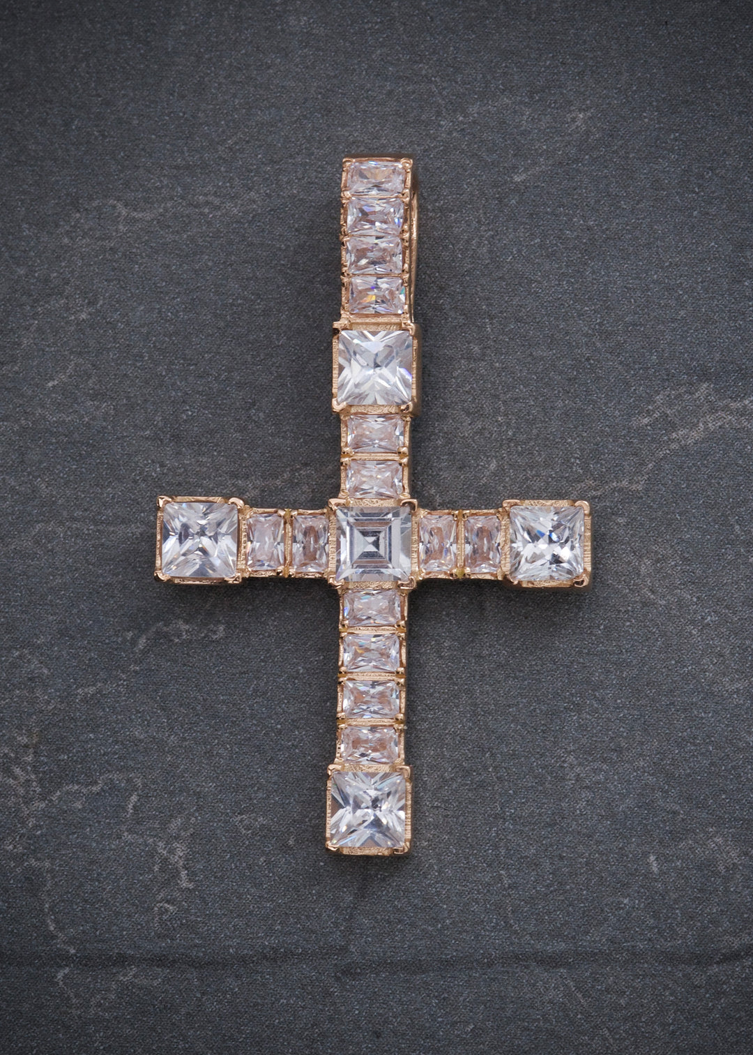 Dije cruz con swarovski blanco 5.35gr / Largo 3.7cm — Oro Rosado