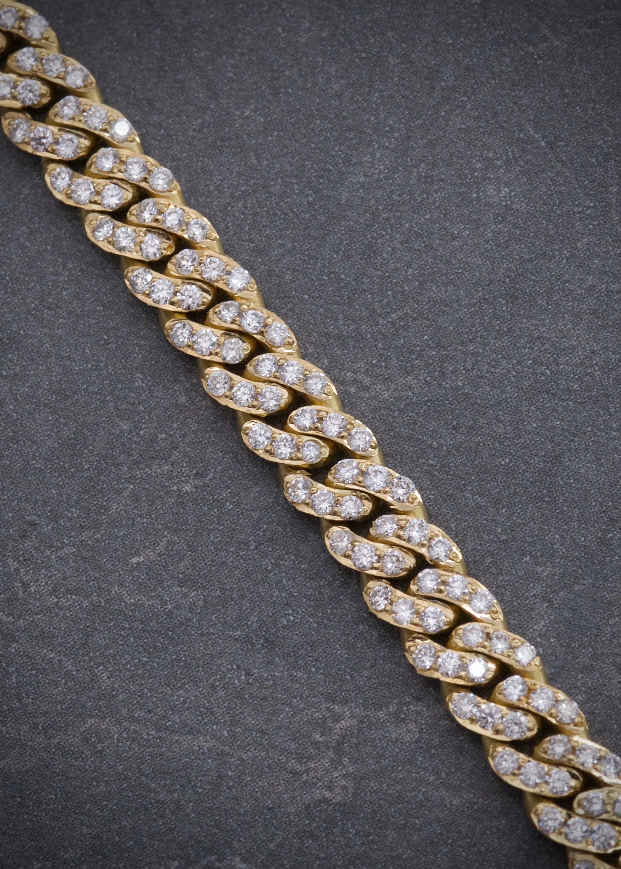 Pulso con 240pts de diamantes 13.2gr / Largo 16.5cm / Oro Amarillo (Joya) M