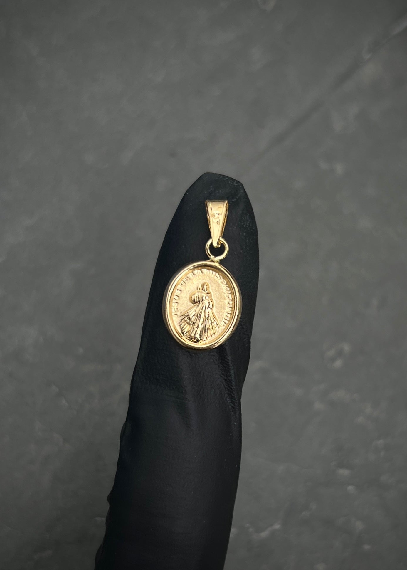 Dije Jesus de la misericordia 0.6gr / Largo 2cm / Oro Amarillo Nac*