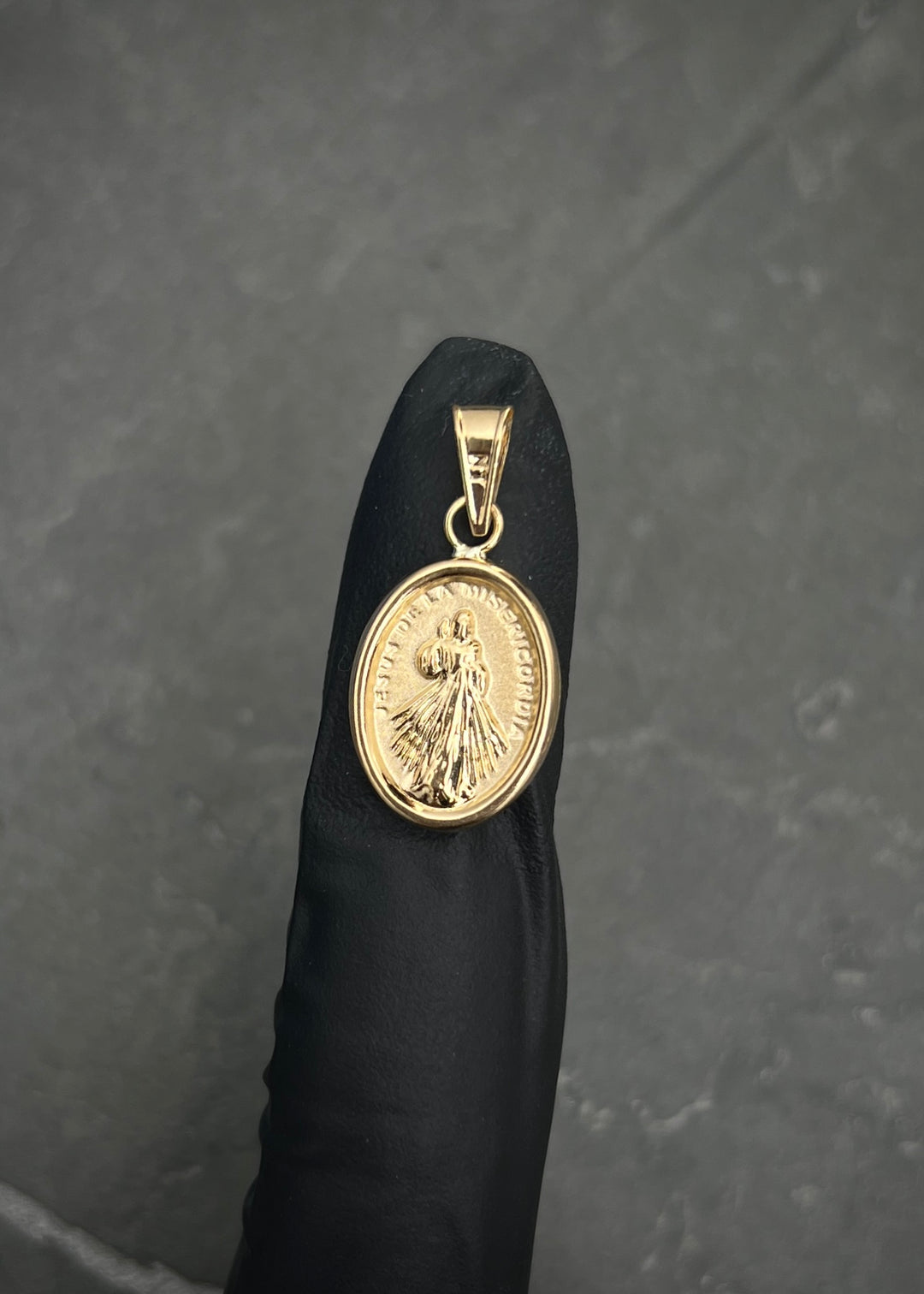 Dije jesus de la misericordia 0.95gr / Largo 2.5cm — Oro Amarillo