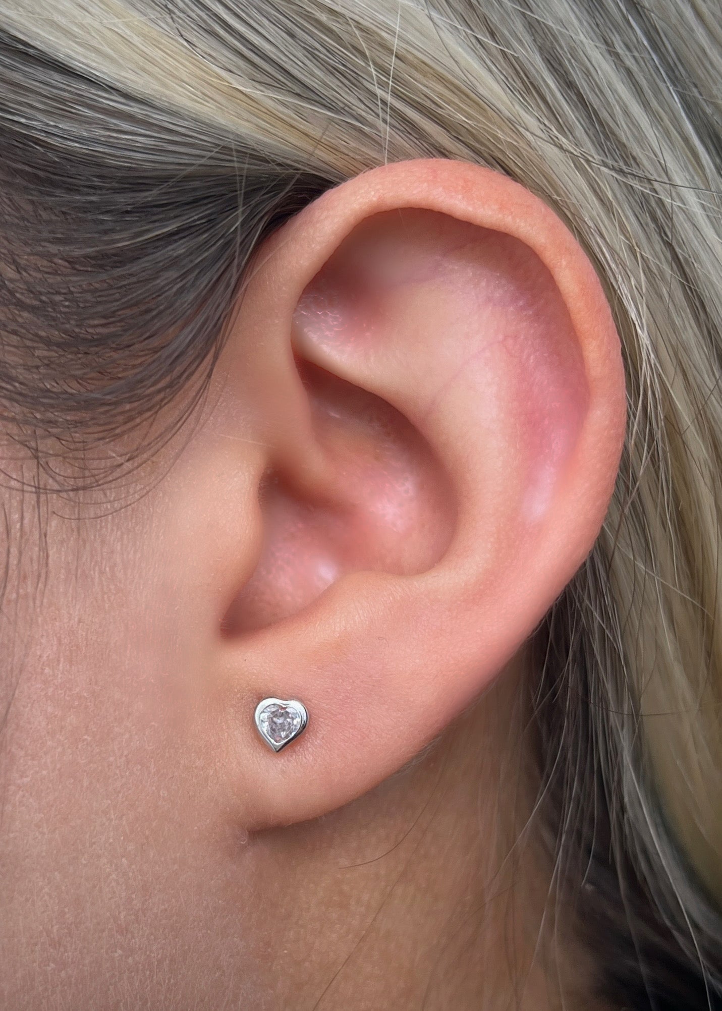 Topos corazon con swarovski blanco 0.6gr / Largo 0.4cm / Oro Blanco Nac M