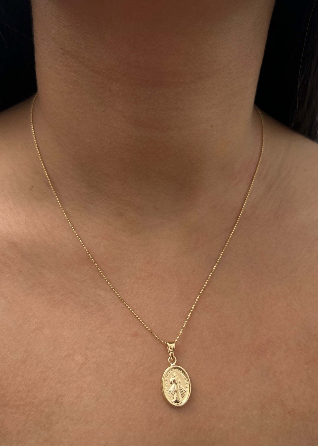 Dije jesus de la misericordia 1gr / Largo 2.5cm — Oro Amarillo