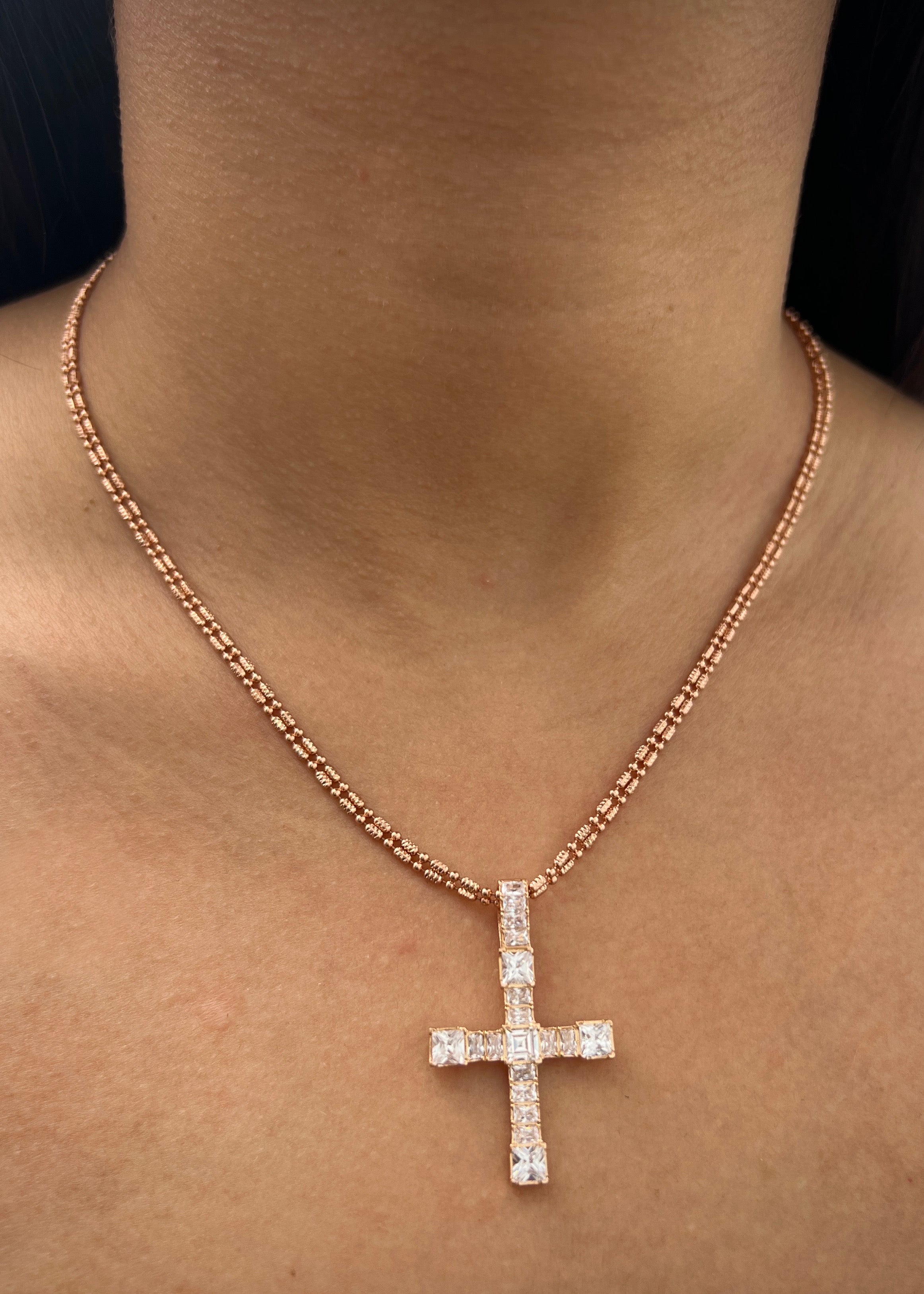 Dije dije cruz con swarovski blanco 5.35gr / Largo 3.7cm / Oro Rosado Nac B