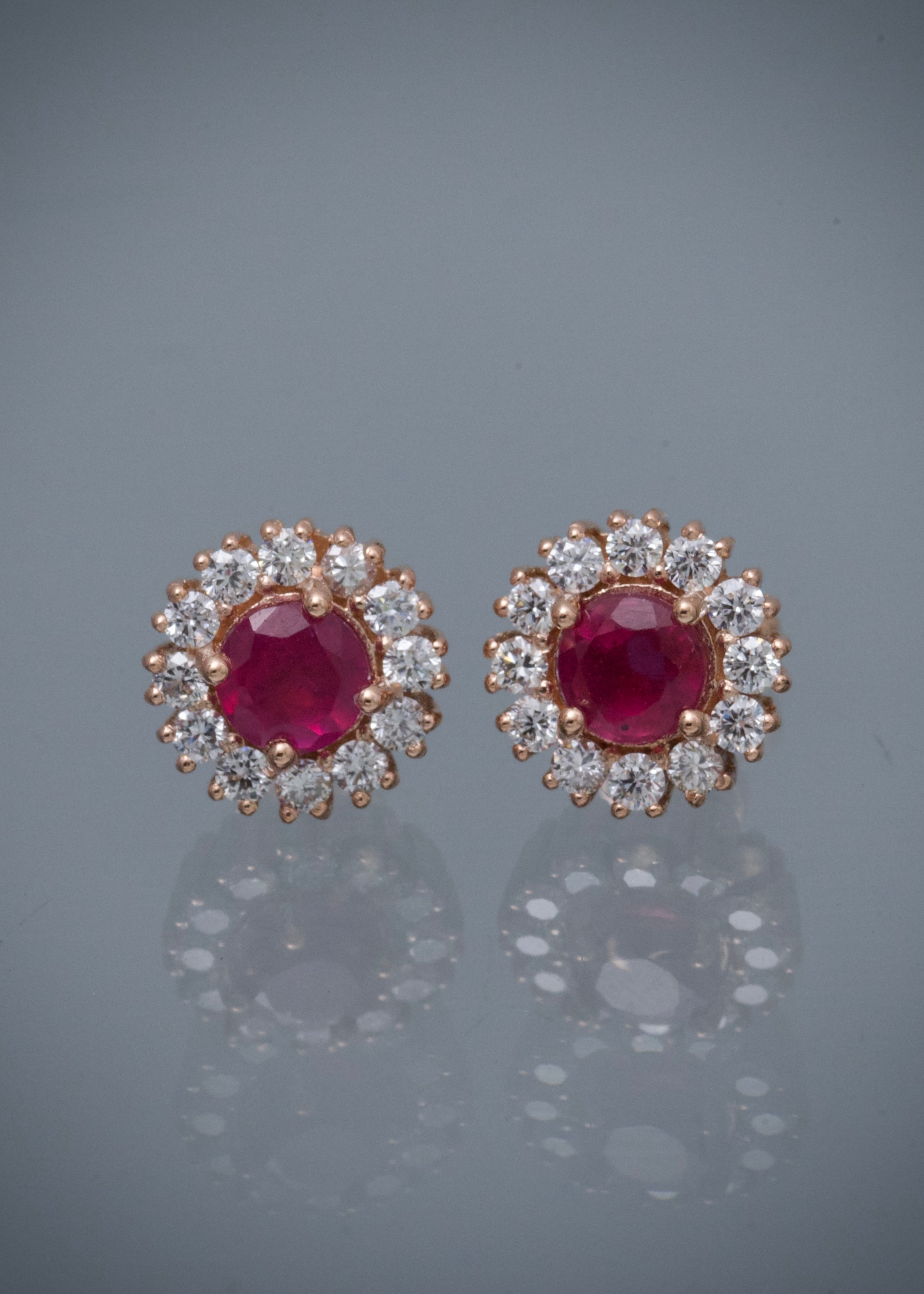 Topos con 143pts de rubies y 58pts de diamantes 4.6gr / Largo 0.9cm / Oro Rosado (Joya) B