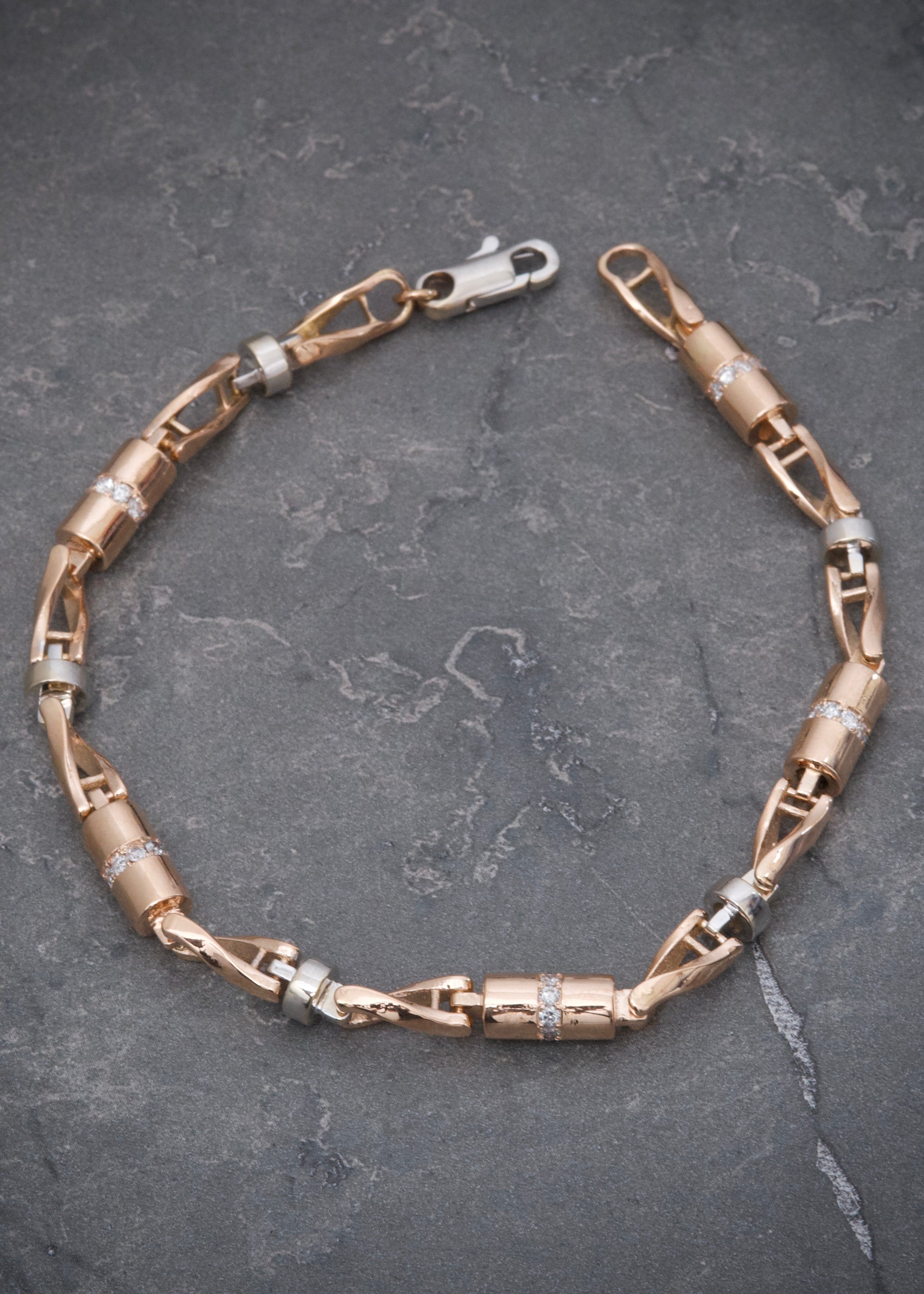 Pulso rustico con 80pts de diamantes 28.95gr / Largo 21.5cm / Dos Oros (Joya) M