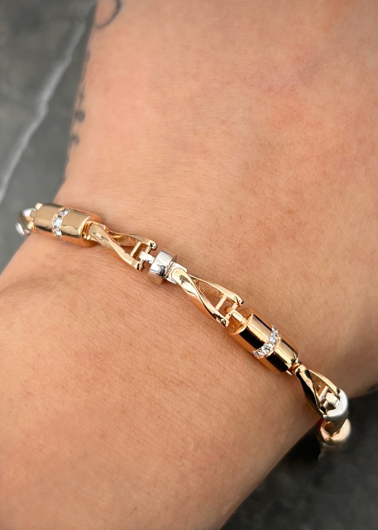 Pulso rustico con 80pts de diamantes 28.95gr / Largo 21.5cm / Dos Oros (Joya) M