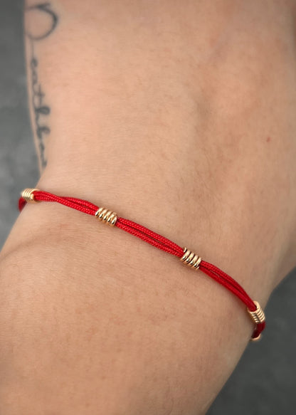 Pulsera en hilo rojo con herrajes de resorte 1.6gr / Oro Rosado (Joya) M