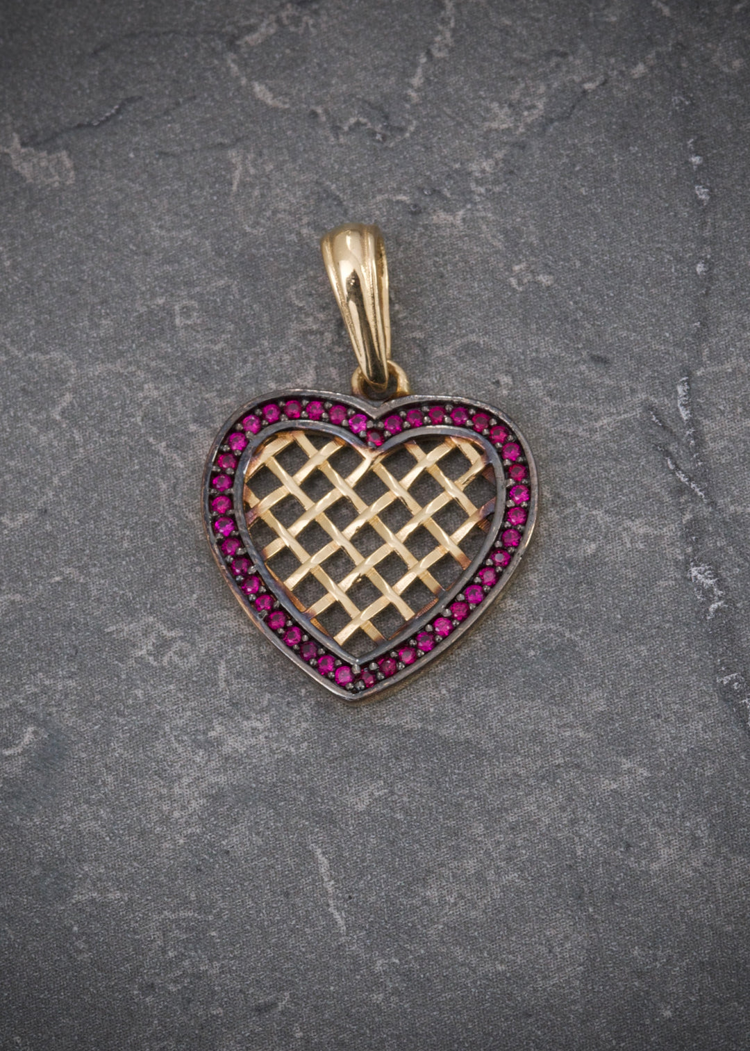 Dije corazon con swarovski fucsia 2.05gr / Largo 2.5cm — Oro Amarillo