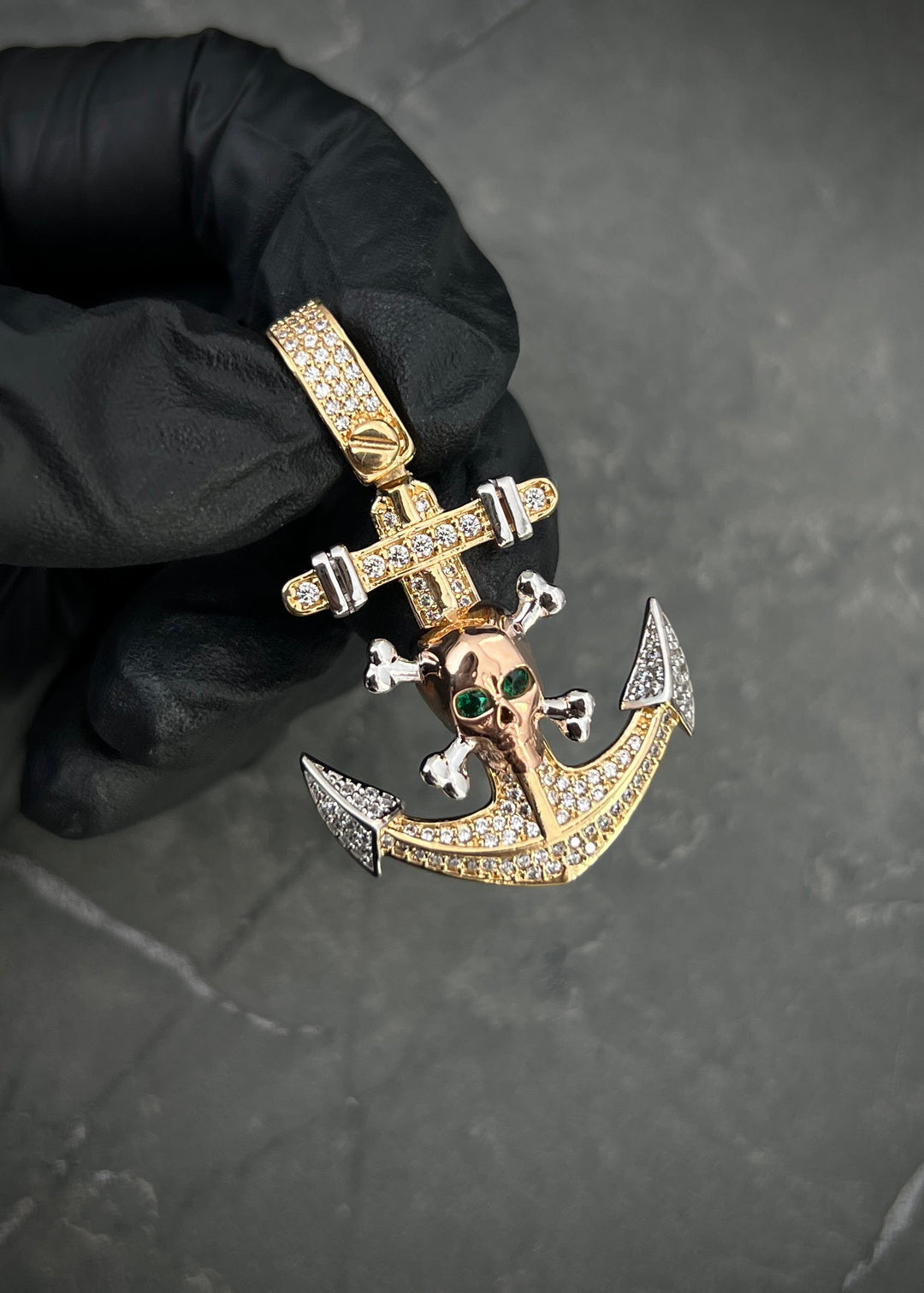 Dije ancla y calavera con swarovski blanco 9.3gr / Largo 4.2cm / Dos Oros — Dos Oros — Dos Oros