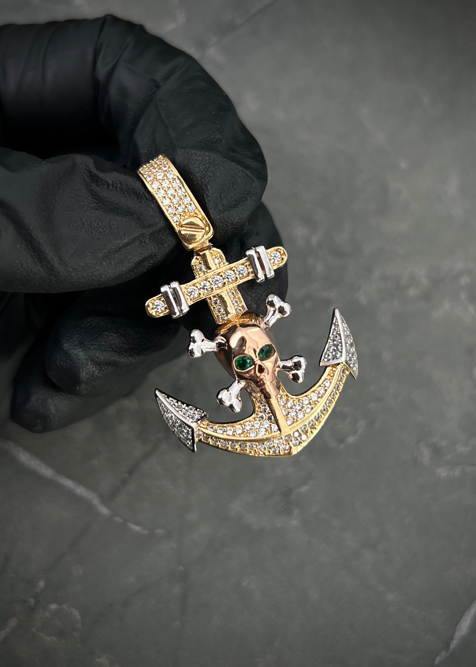 Dije ancla y calavera con swarovski blanco 9.3gr / Largo 4.2cm / Dos Oros Nac P