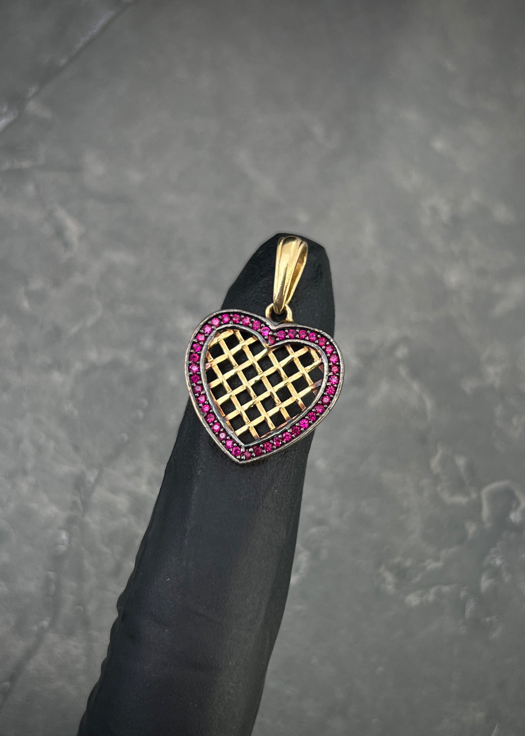 Dije corazon con swarovski fucsia 2.05gr / Largo 2.5cm — Oro Amarillo