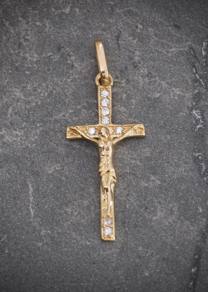 Dije cristo con swarovski blanco 0.9gr / Largo 2.7cm — Oro Amarillo
