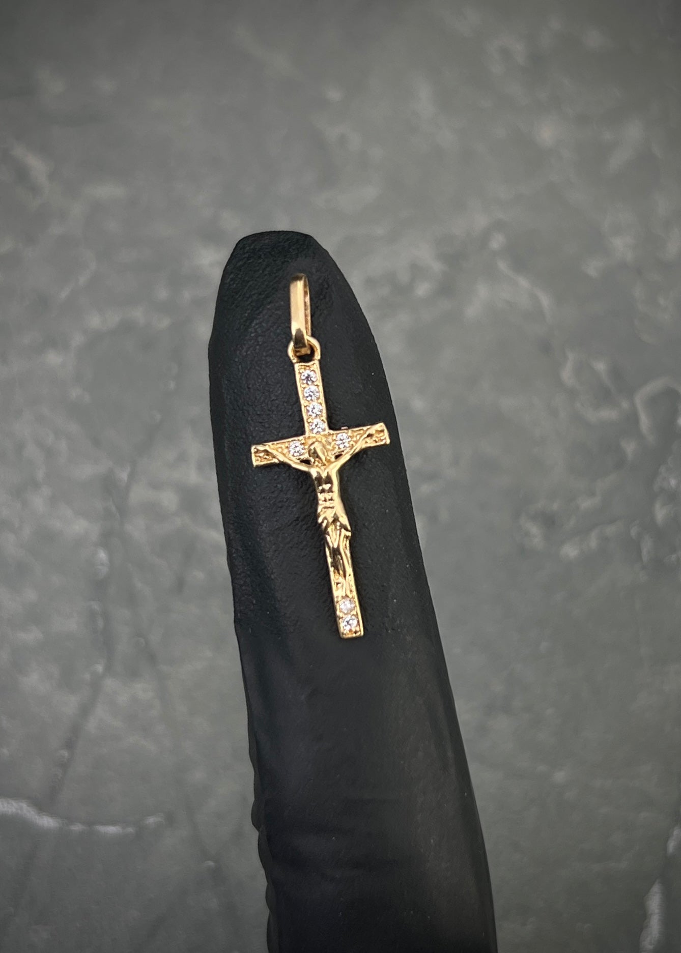 Dije cristo con swarovski blanco 0.9gr / Largo 2.7cm — Oro Amarillo