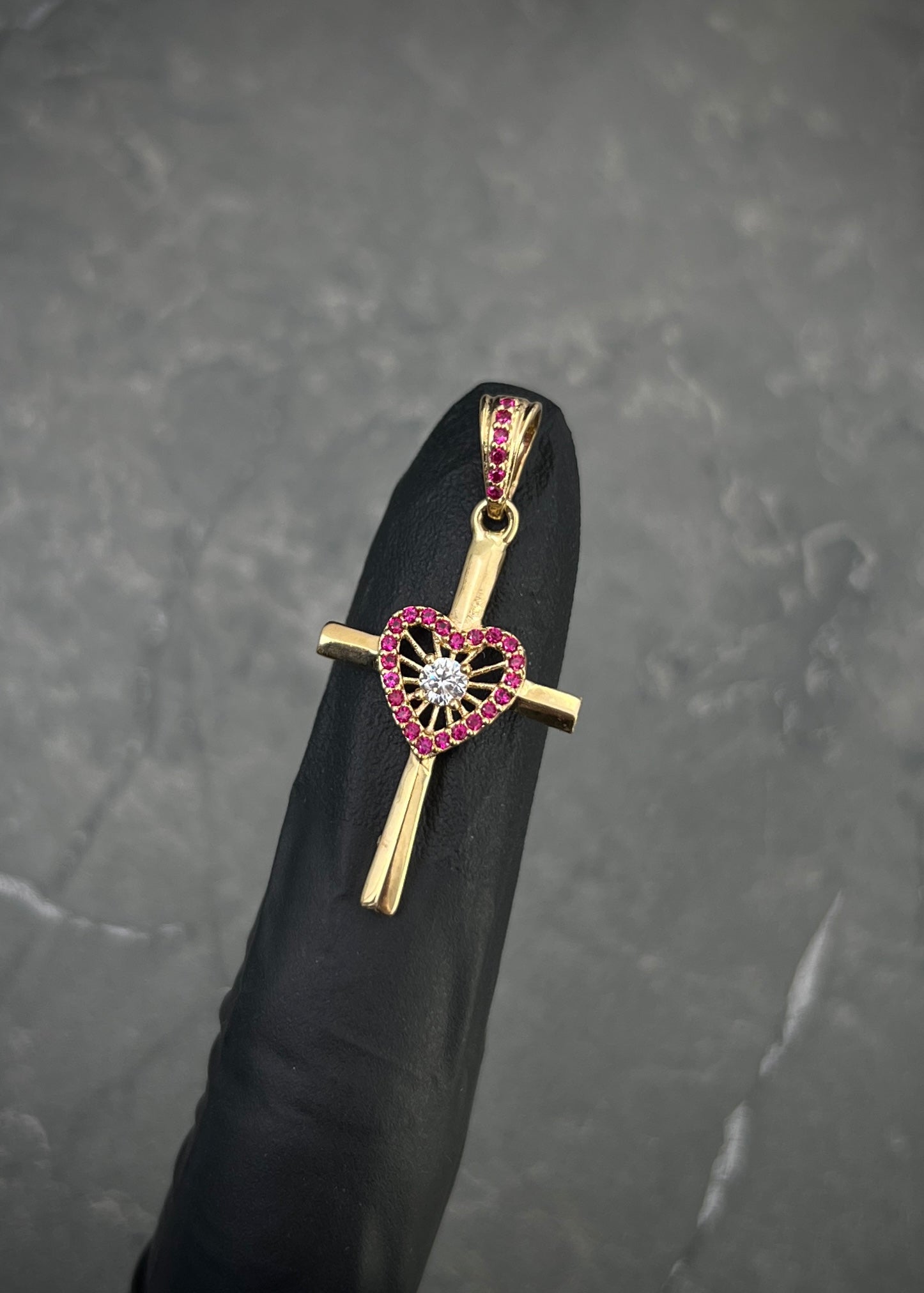 Dije cruz corazon con swarovski fucsia y blanco 1.75gr / Largo 3.3cm / Oro Amarillo Nac P