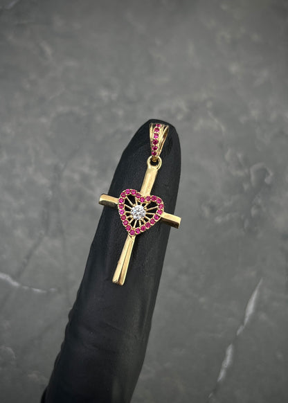 Dije cruz corazon con swarovski fucsia y blanco 1.75gr / Largo 3.3cm / Oro Amarillo Nac P