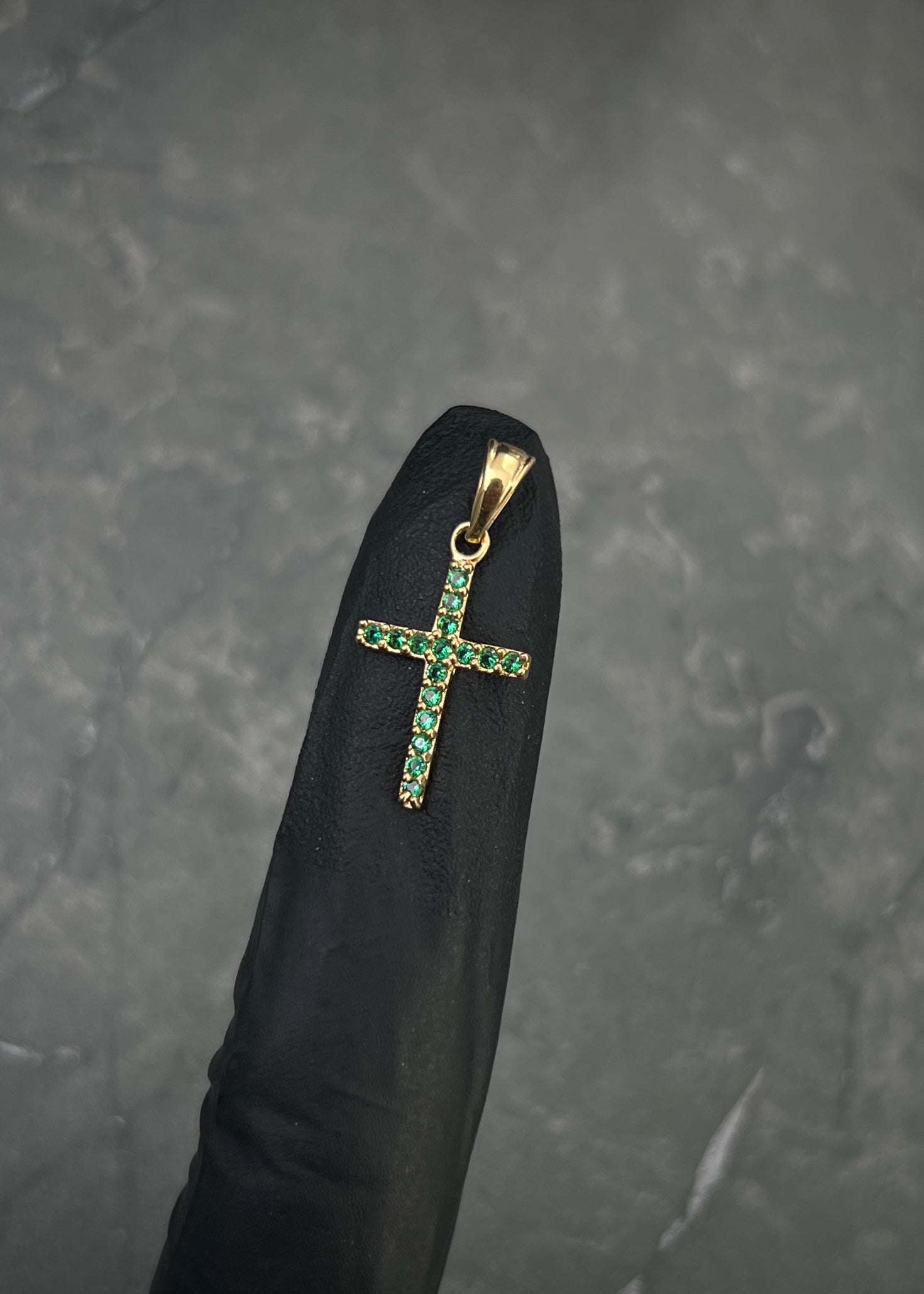 Dije cruz con swarovski verde 0.8gr / Largo 2.2cm / Oro Amarillo Nac P